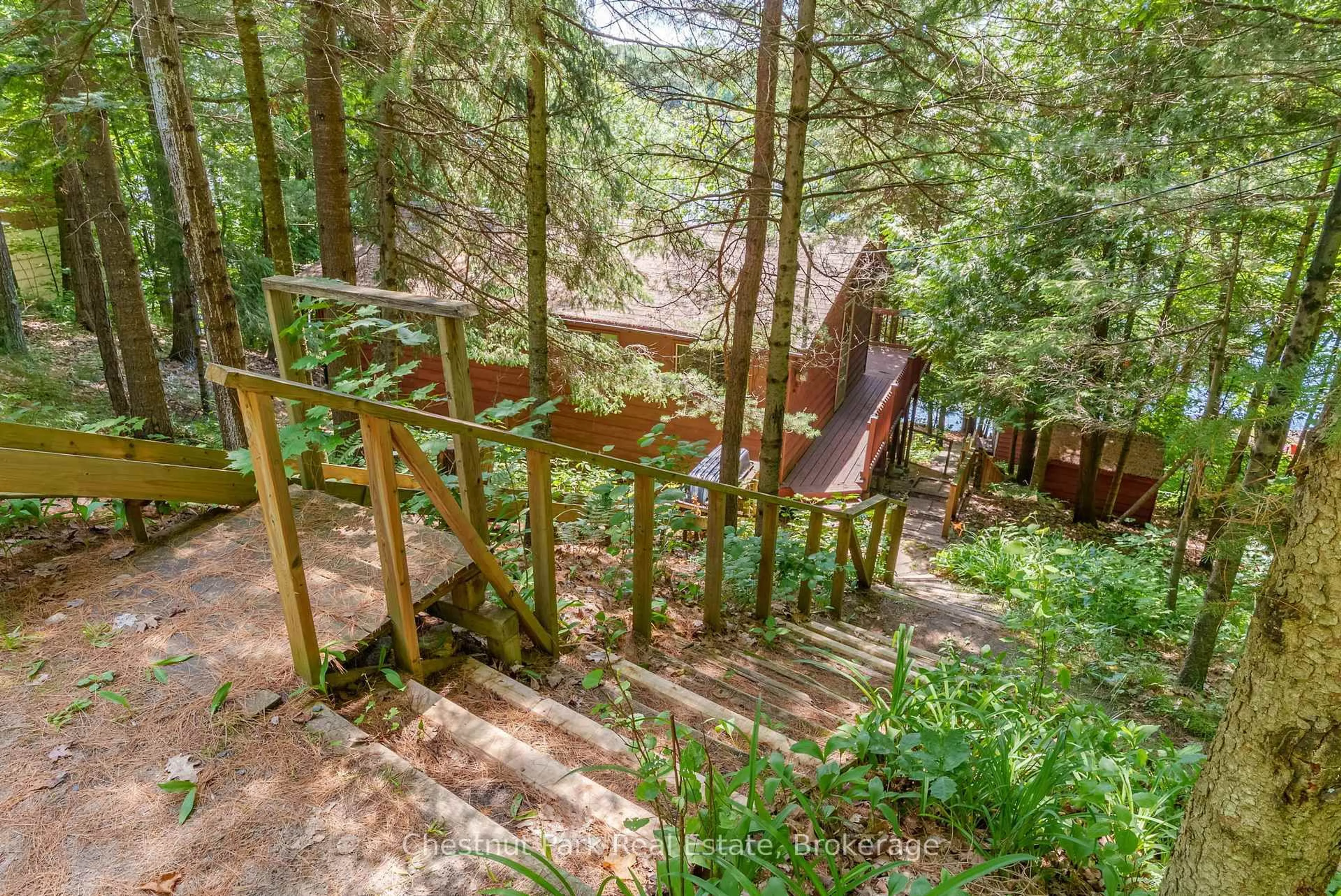 Stairs for 1054 10 Deewood Dr, Muskoka Lakes Ontario P0B 1M0
