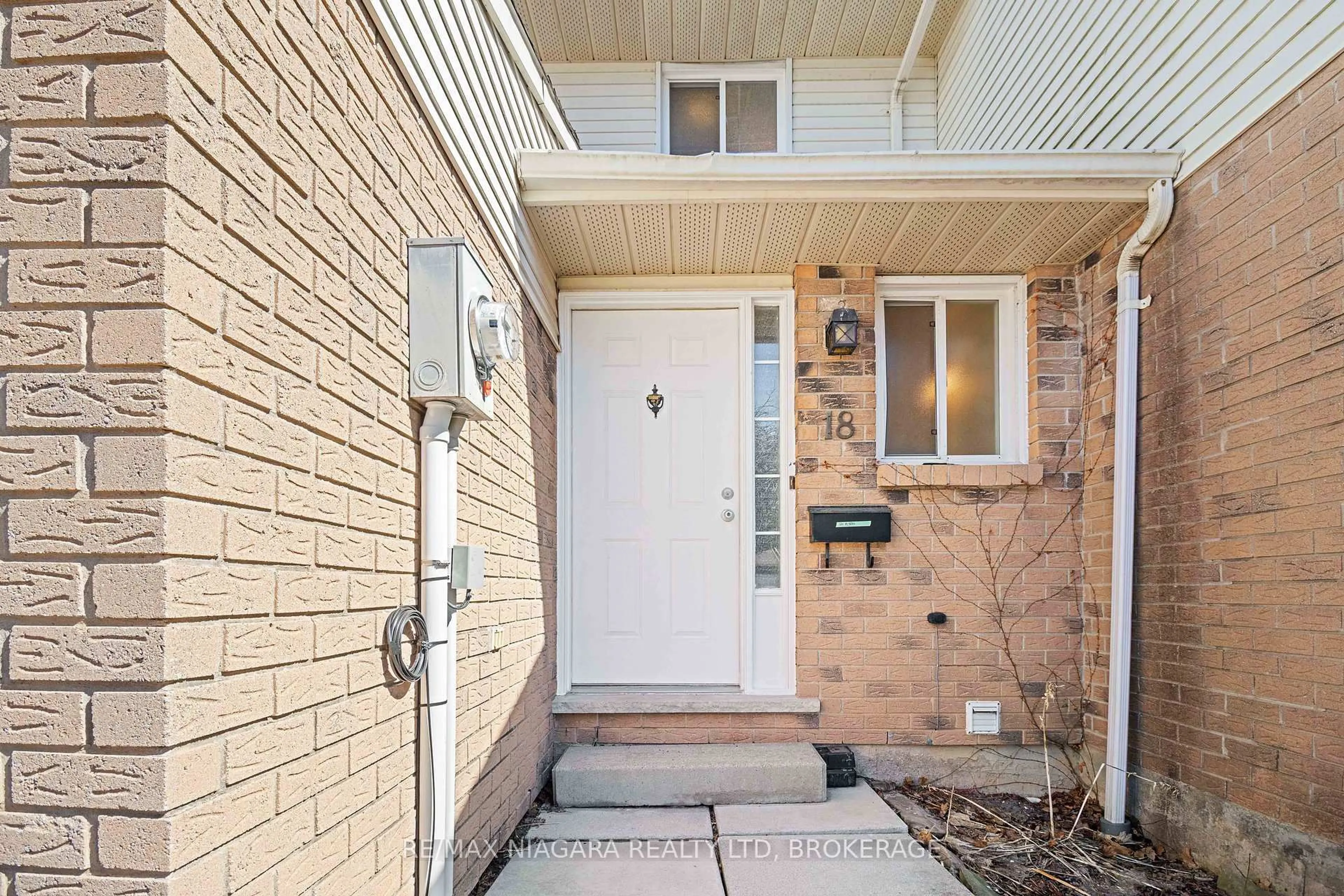 Indoor entryway for 18 JULIE Dr, Thorold Ontario L2V 4L5