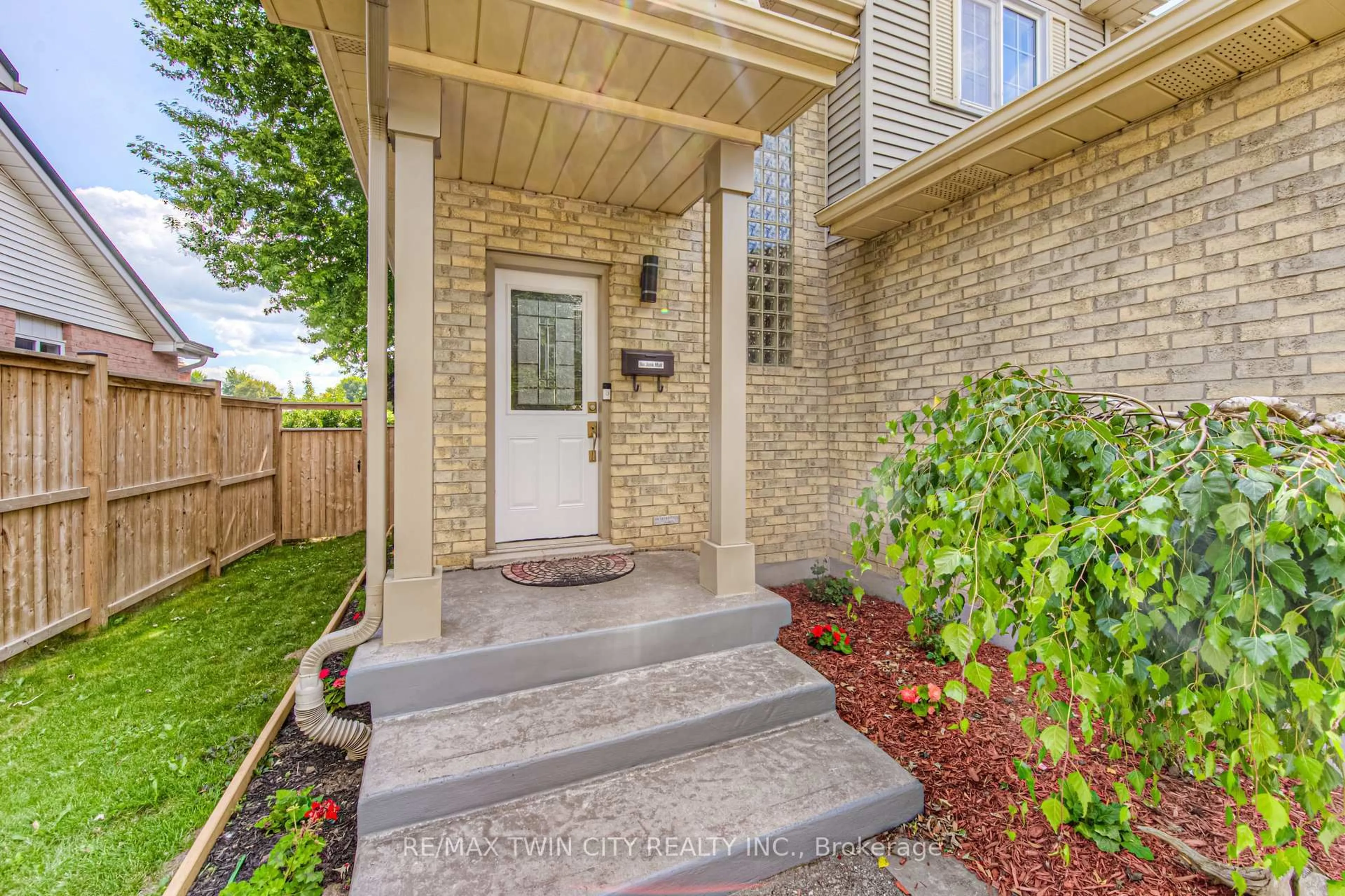 Indoor entryway for 676 Westheights Dr, Kitchener Ontario N2N 2Z3