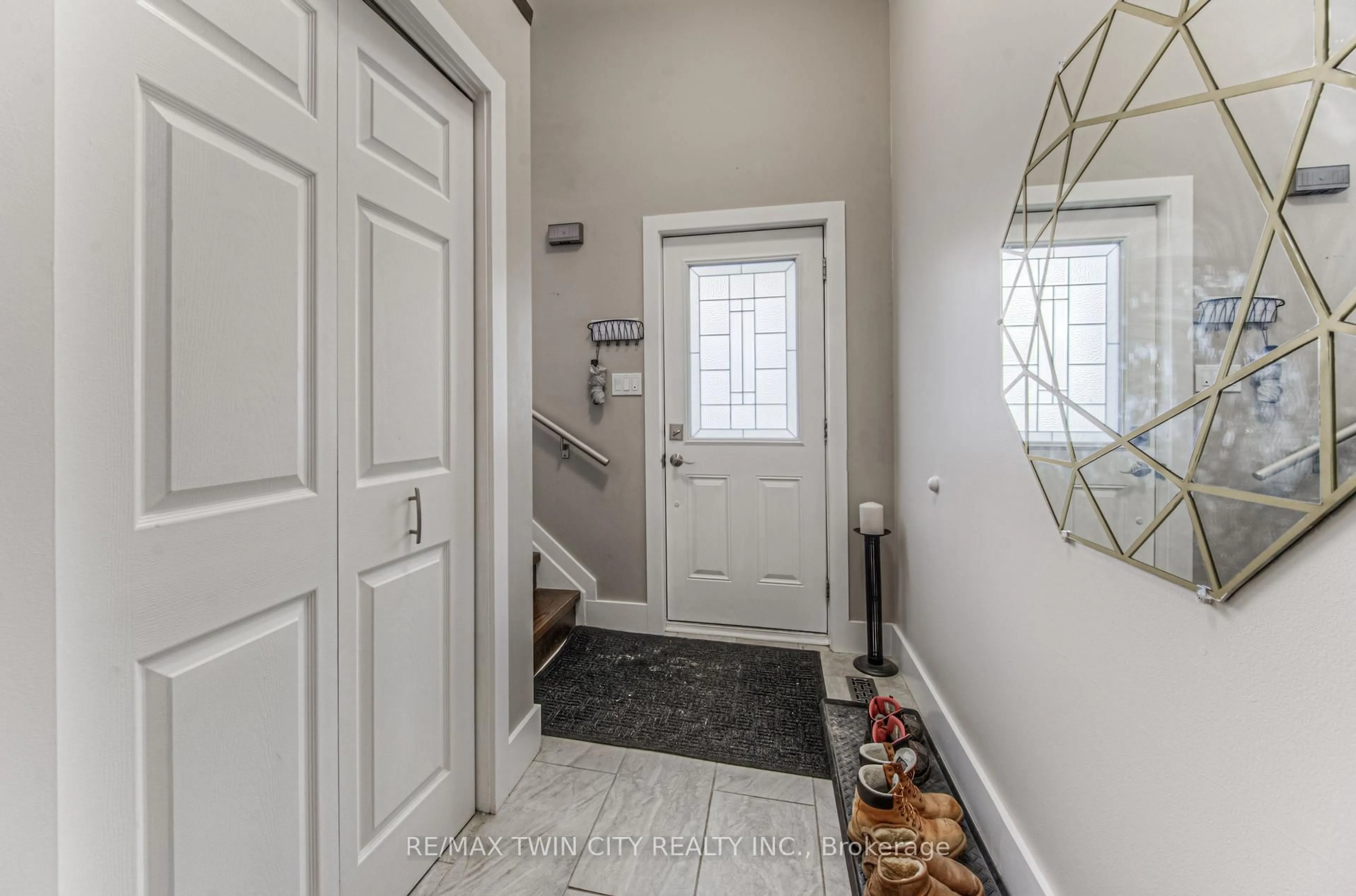 Indoor entryway for 676 Westheights Dr, Kitchener Ontario N2N 2Z3