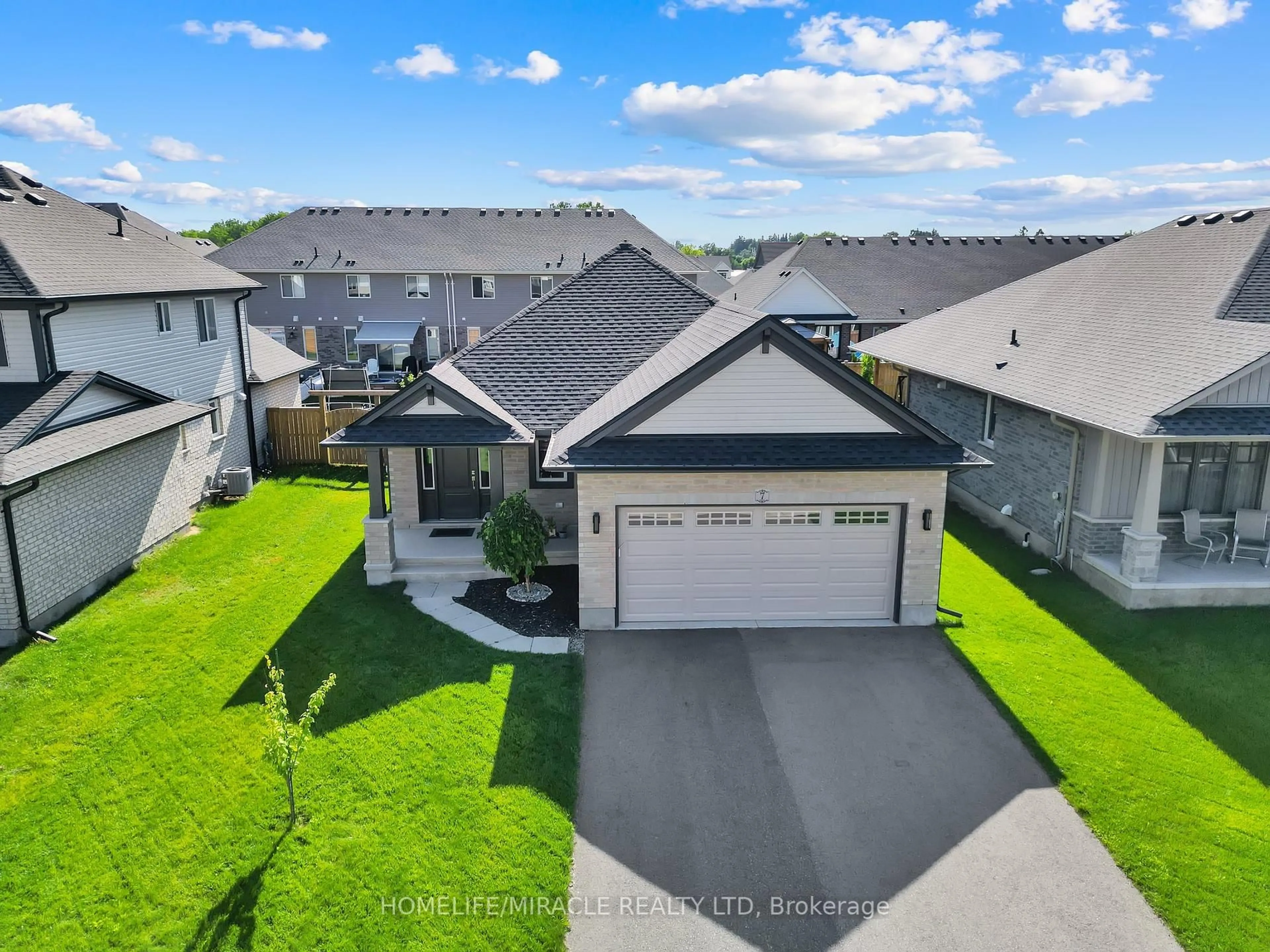 A pic from outside/outdoor area/front of a property/back of a property/a pic from drone, street for 7 Curren Cres, Tillsonburg Ontario N4G 0J3
