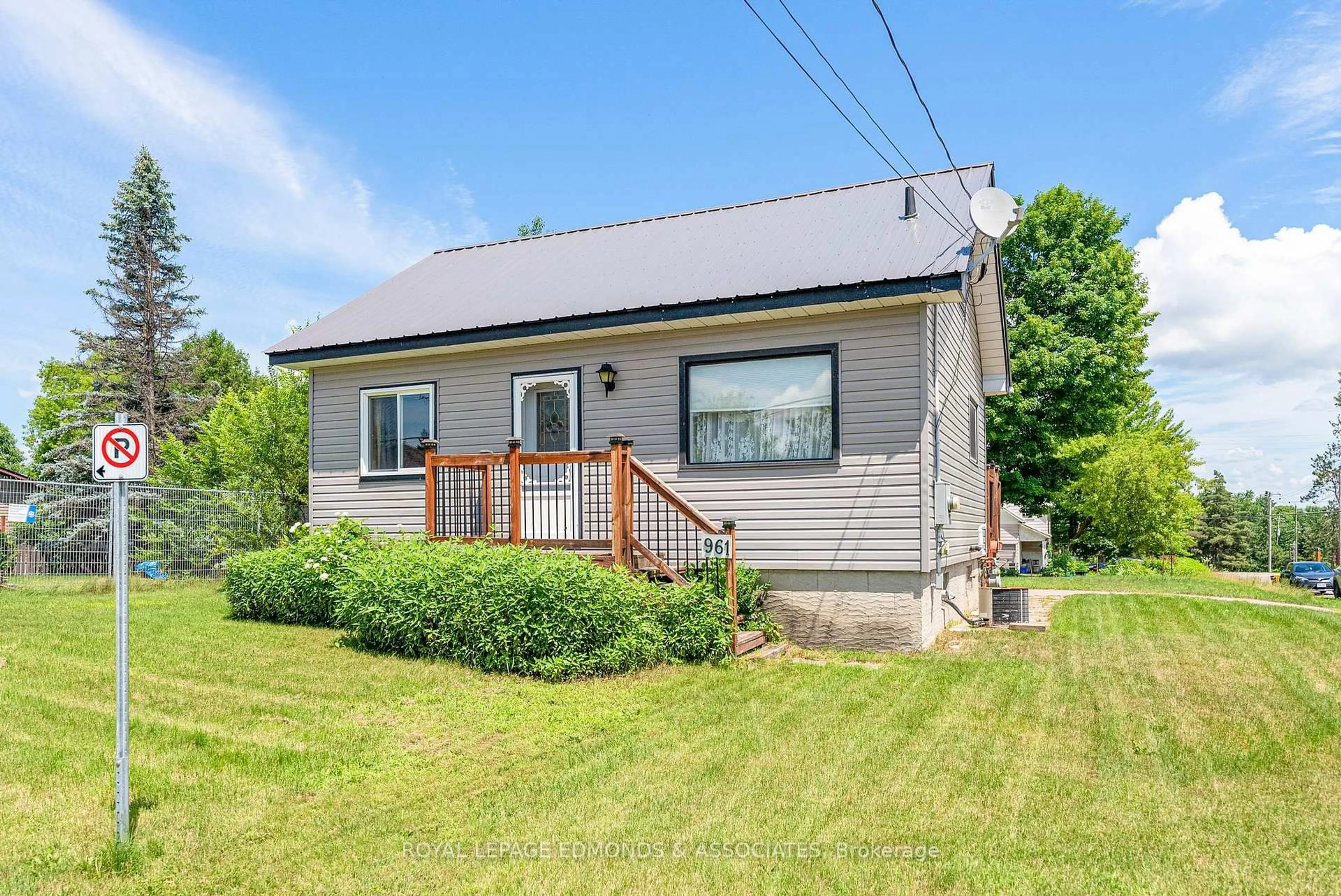 Unknown for 961 Bronx St, Pembroke Ontario K8A 6G4