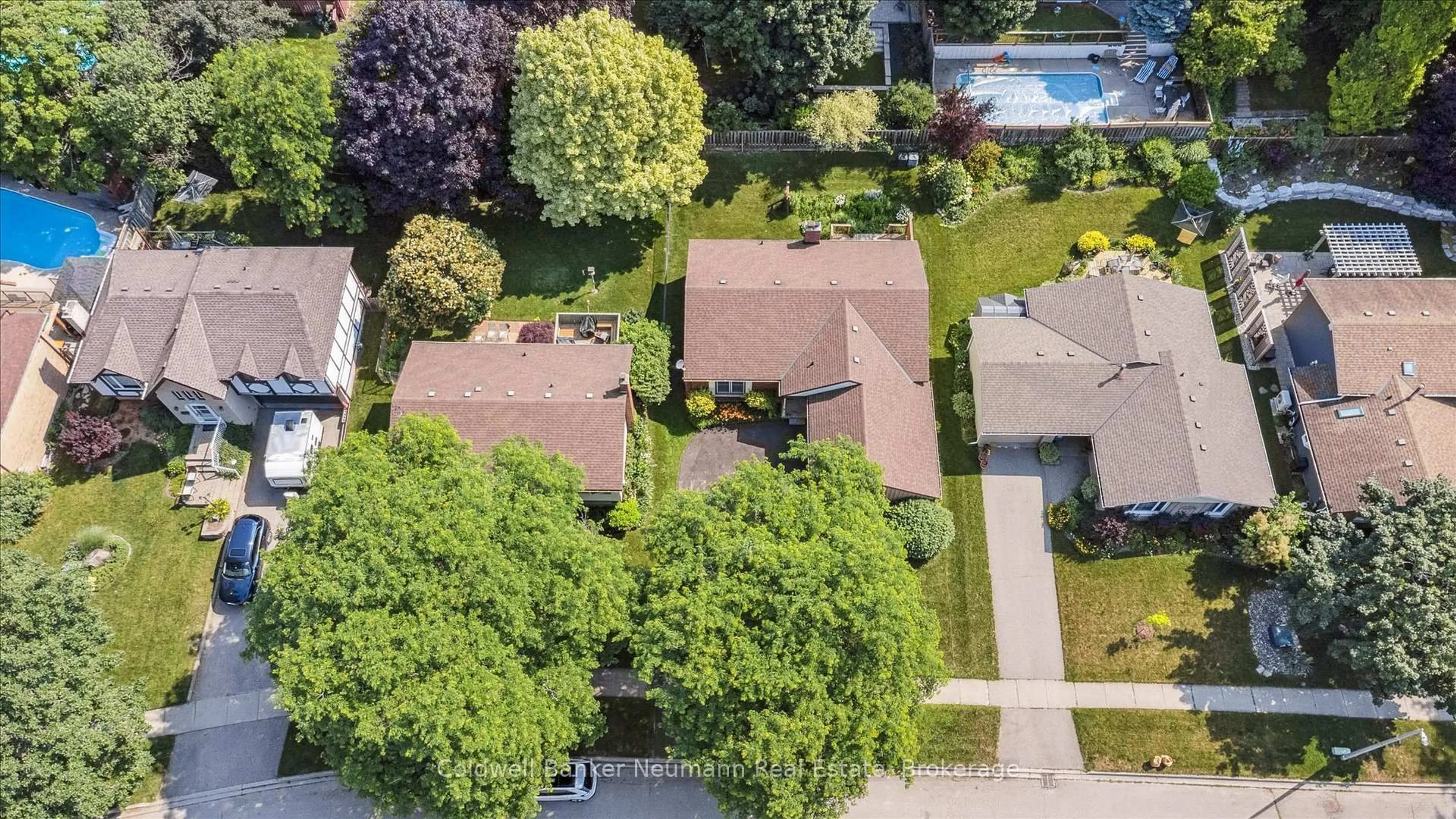 A pic from outside/outdoor area/front of a property/back of a property/a pic from drone, street for 76 Shadybrook Cres, Guelph Ontario N1G 3G6