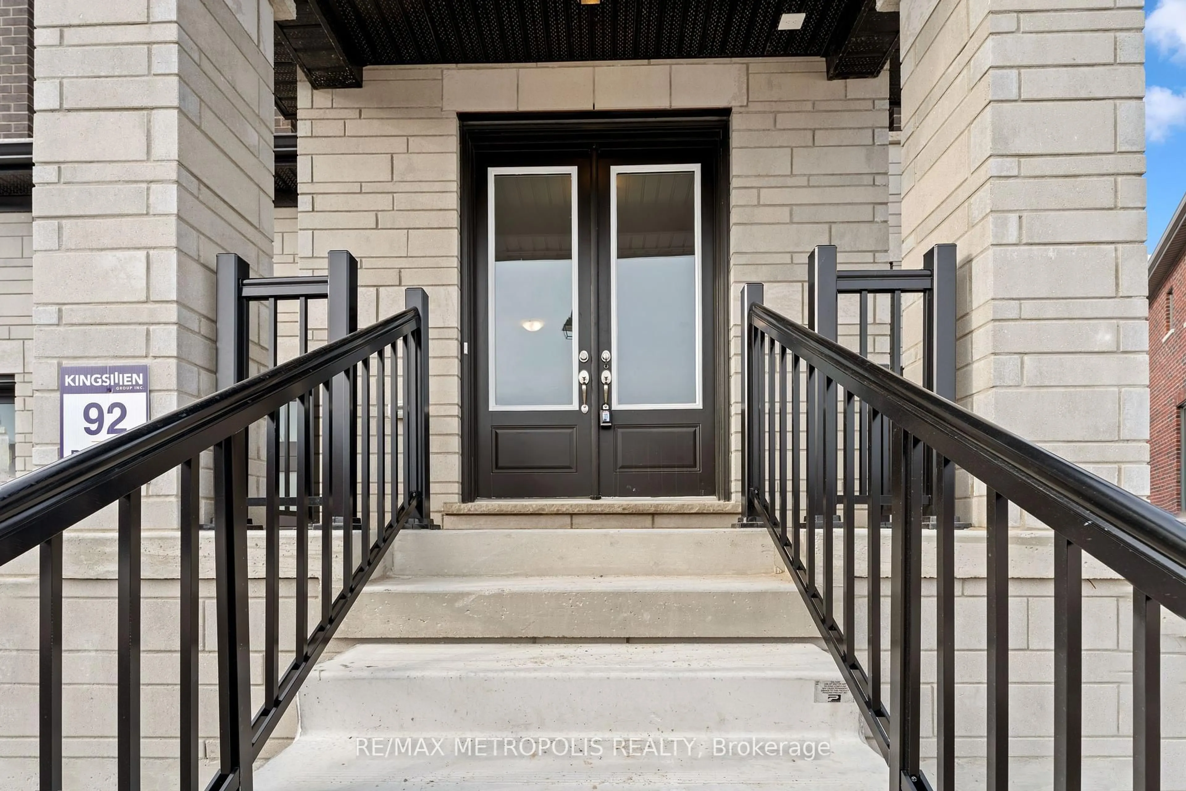 Indoor entryway for 110 Butler Blvd, Kawartha Lakes Ontario K9V 6A9