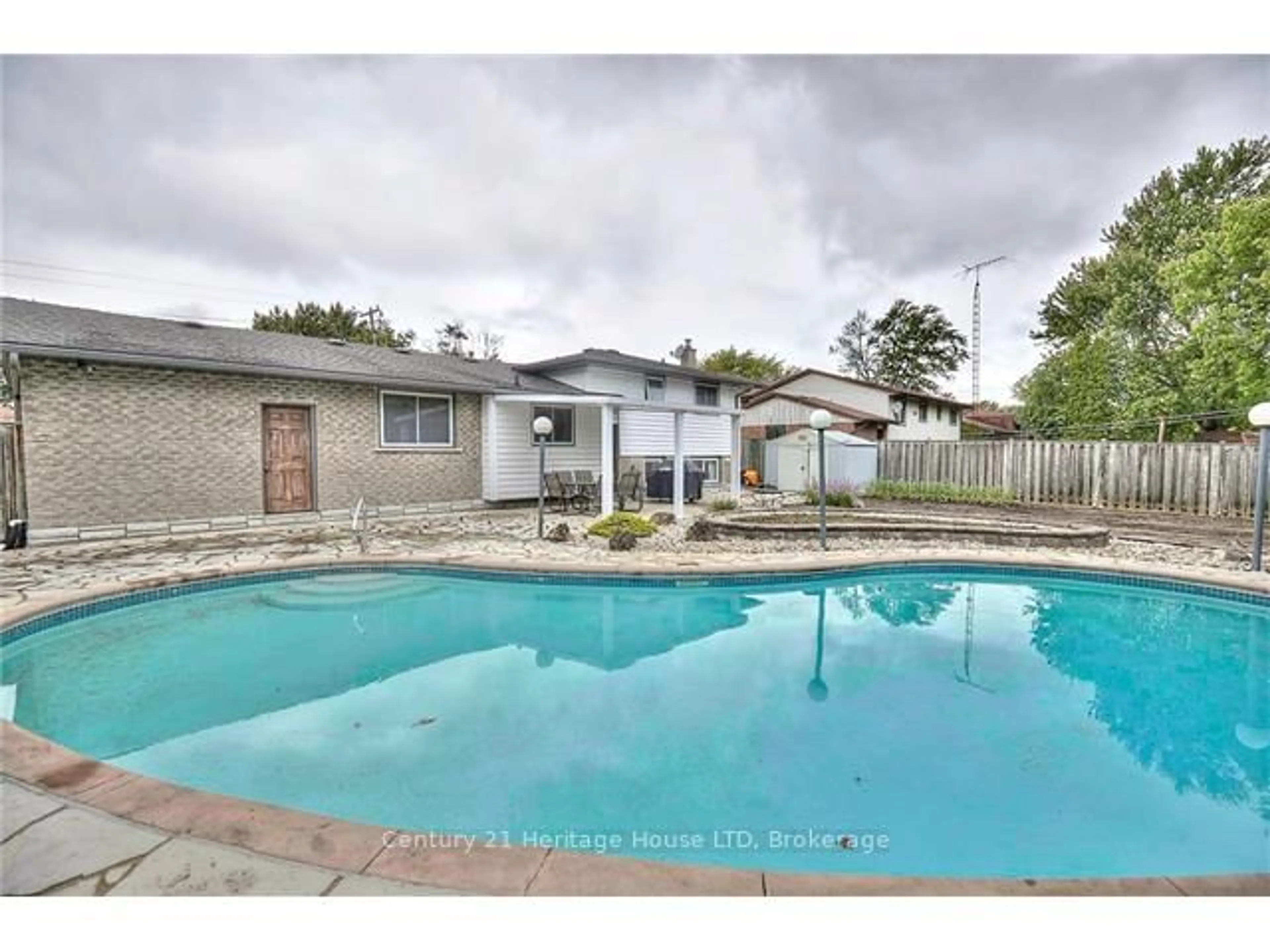 Pool for 938 Ferndale Ave, Fort Erie Ontario L2A 5S8