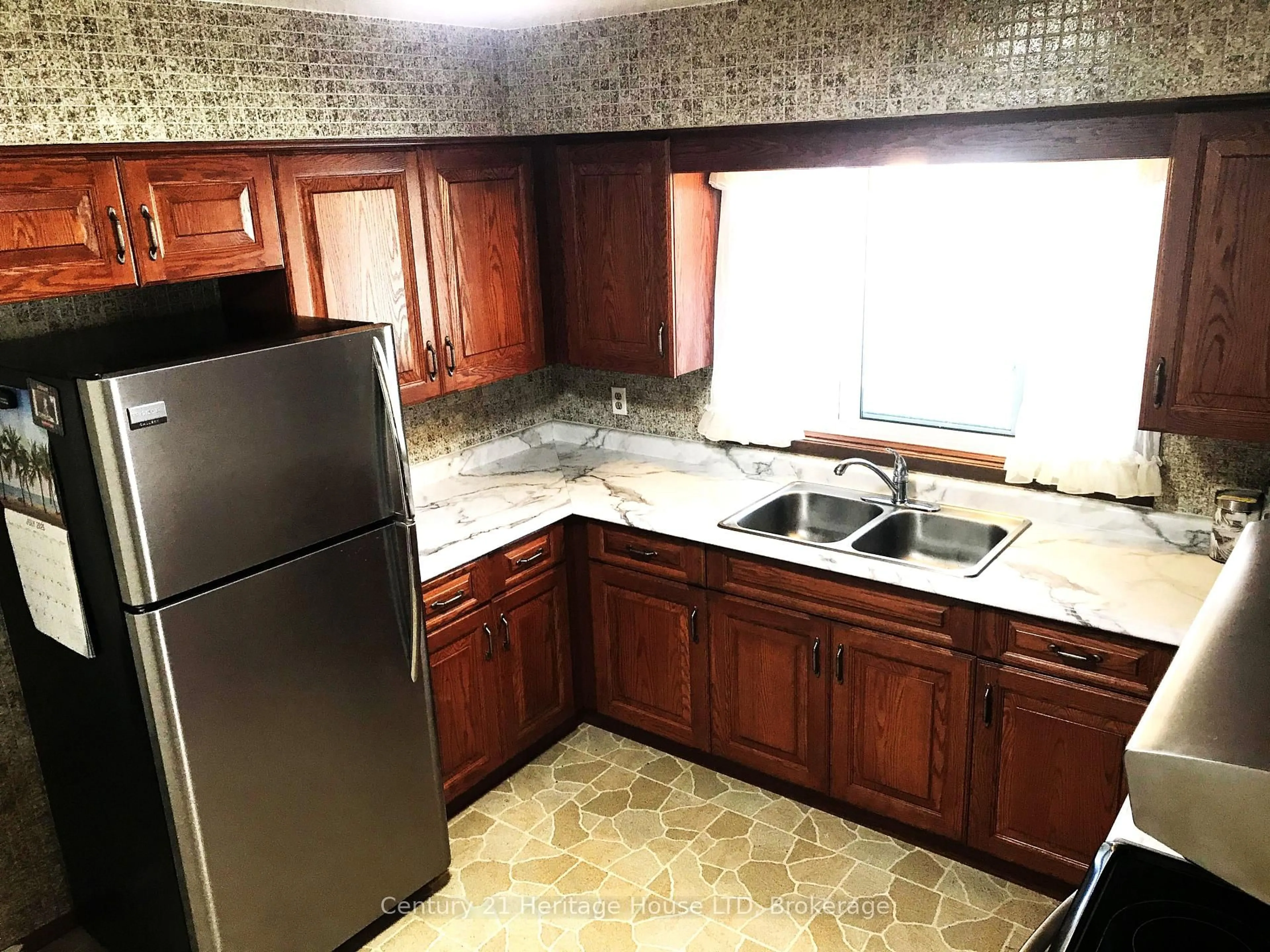 Standard kitchen, ceramic/tile floor for 938 Ferndale Ave, Fort Erie Ontario L2A 5S8