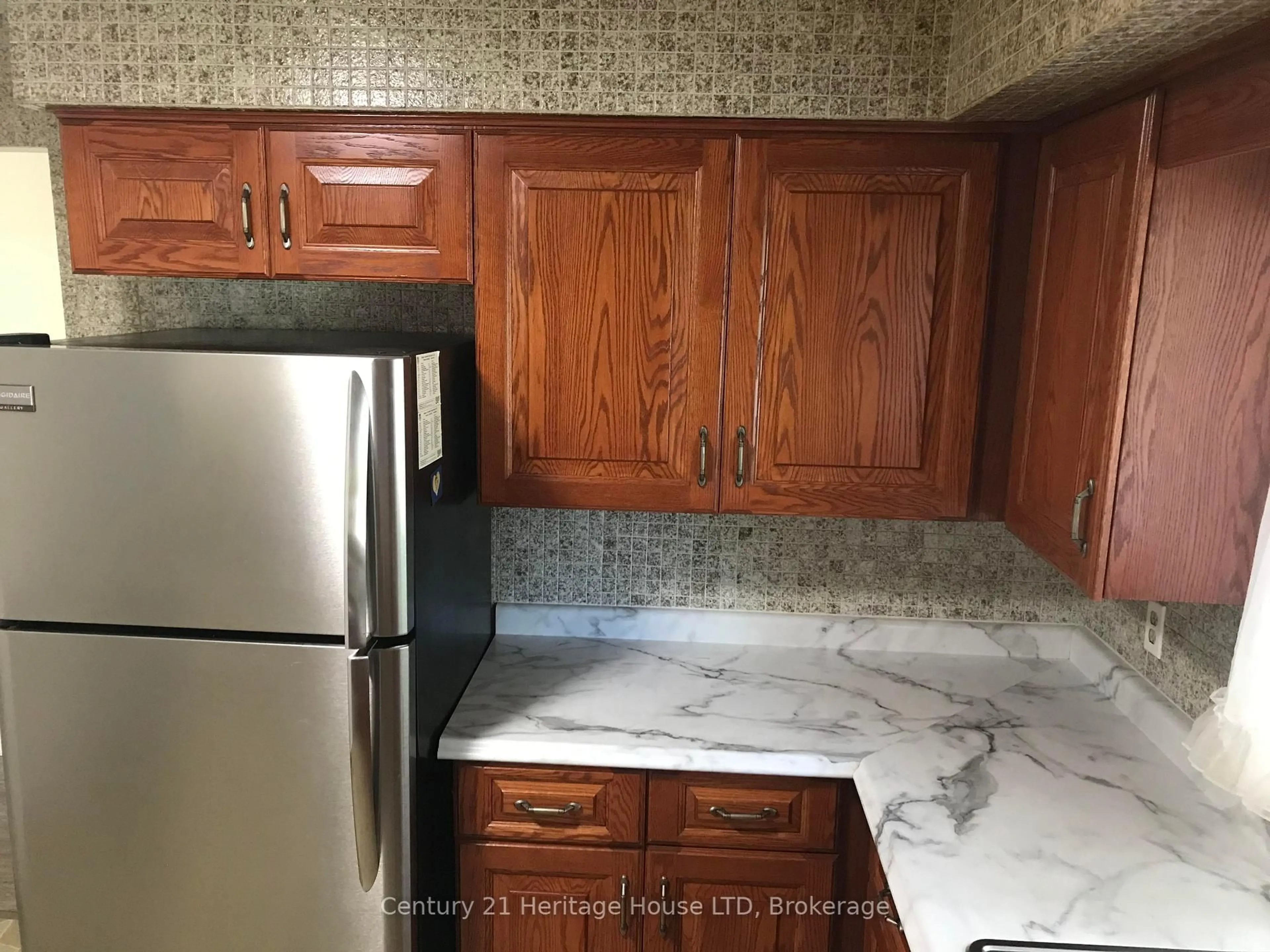 Standard kitchen, ceramic/tile floor for 938 Ferndale Ave, Fort Erie Ontario L2A 5S8