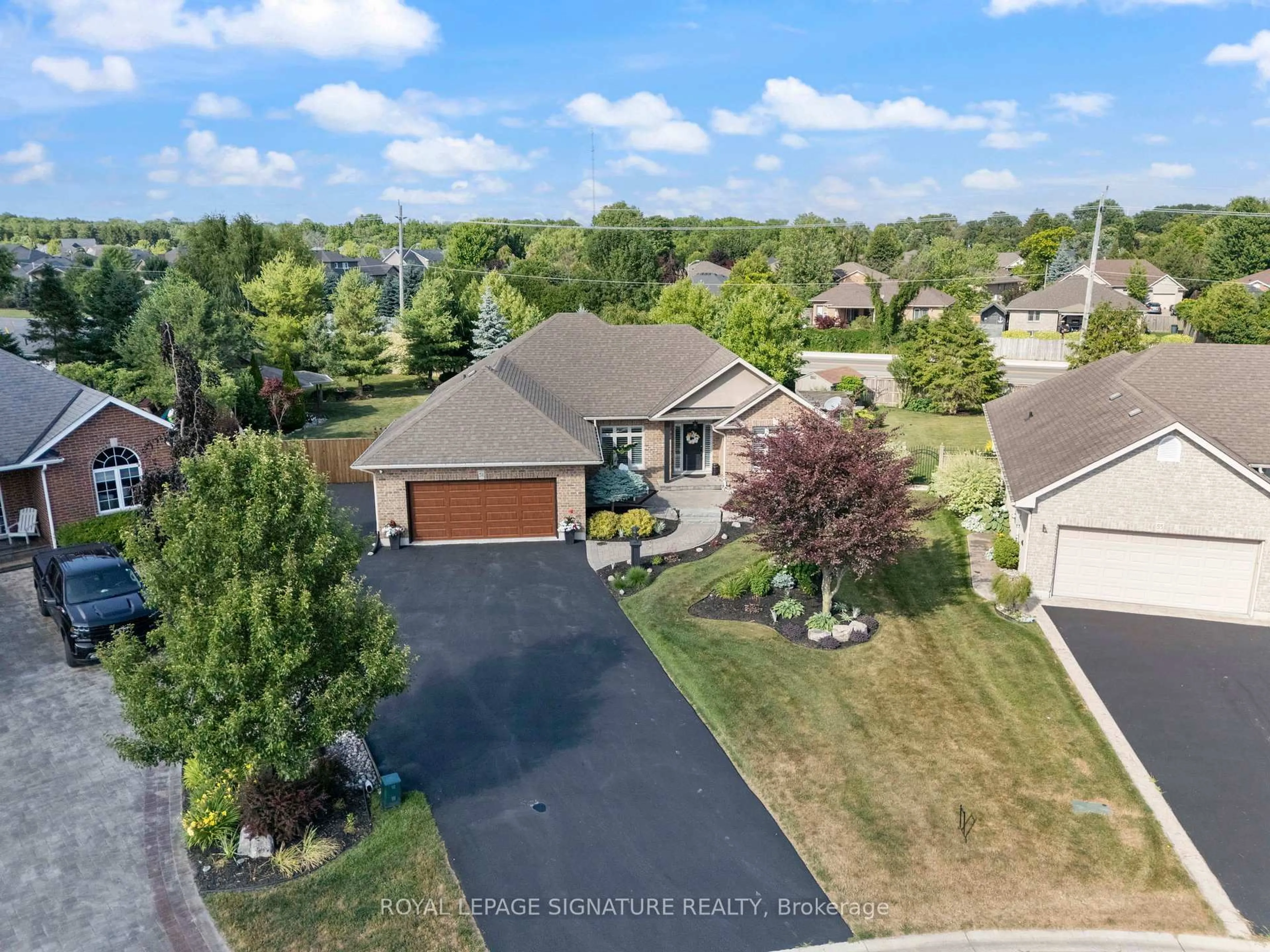 A pic from outside/outdoor area/front of a property/back of a property/a pic from drone, street for 51 Golden Meadow Dr, Norfolk Ontario N0A 1N3