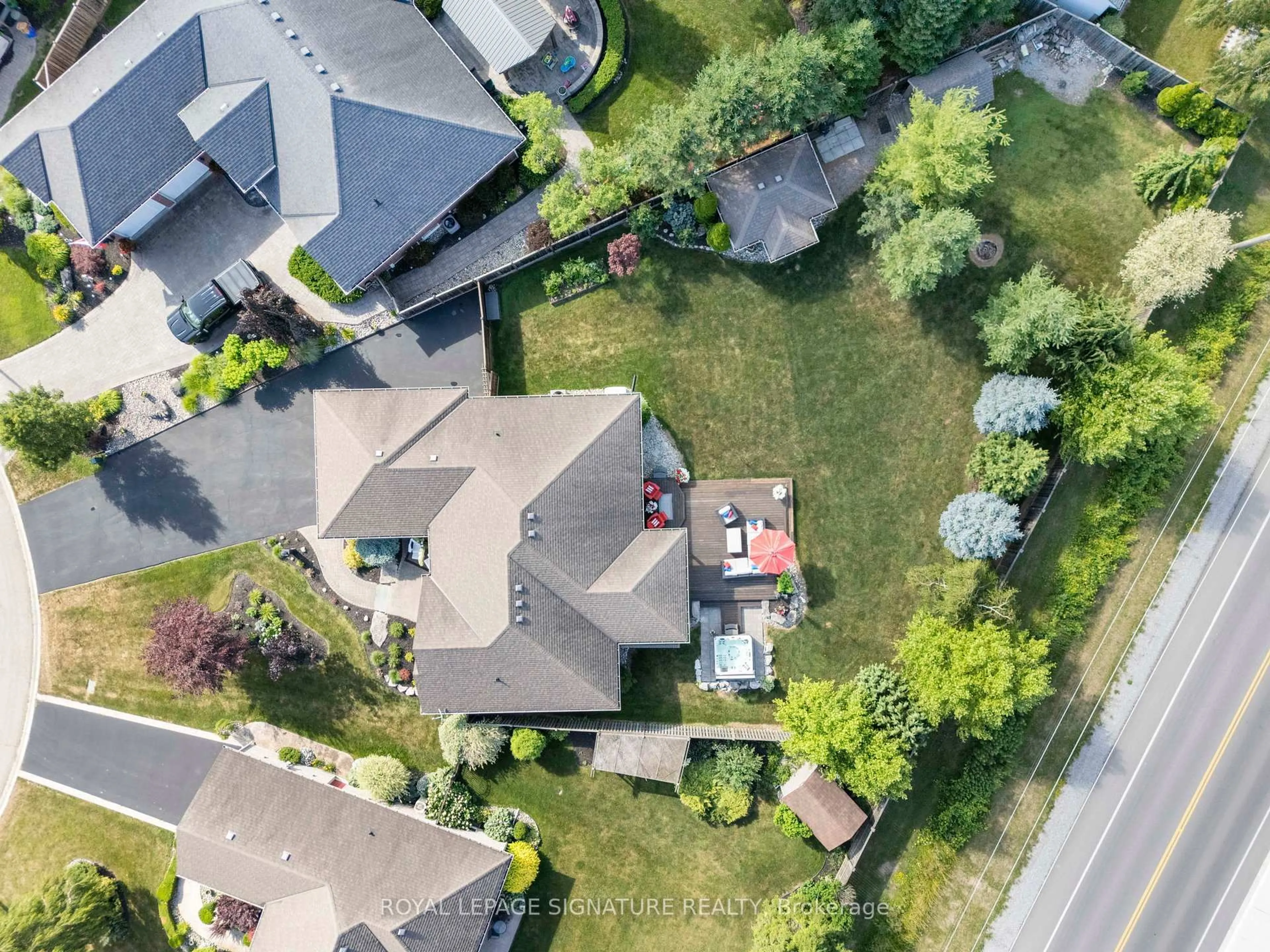 A pic from outside/outdoor area/front of a property/back of a property/a pic from drone, street for 51 Golden Meadow Dr, Norfolk Ontario N0A 1N3