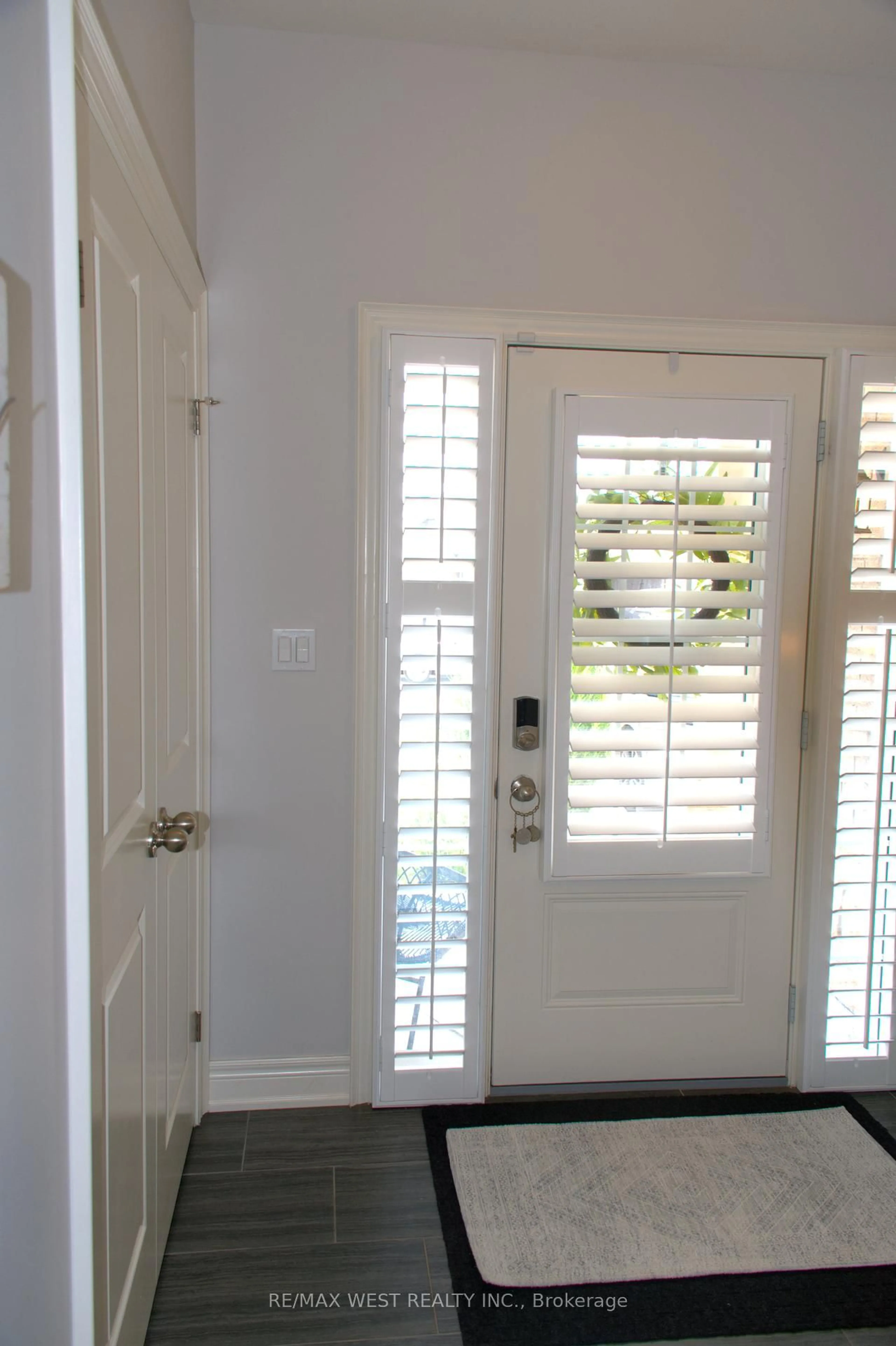 Indoor entryway for 396 Louisa St, Fort Erie Ontario L2A 0E2