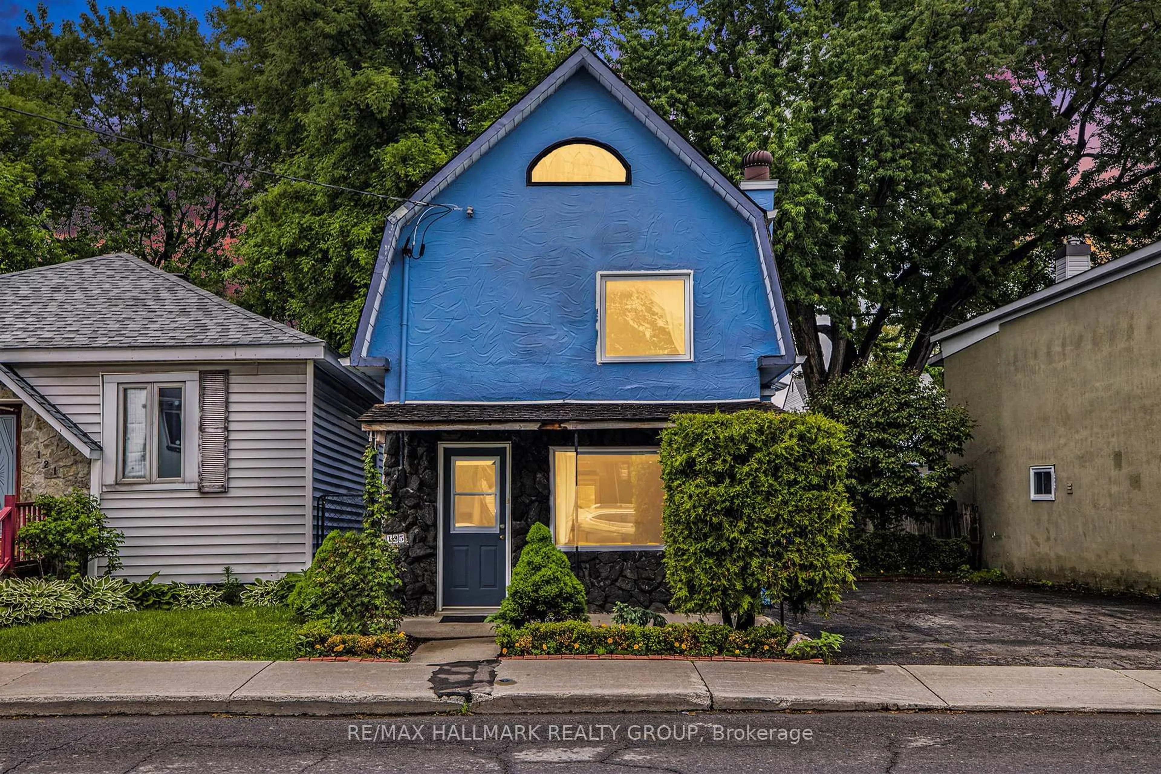 Home with vinyl exterior material, street for 125 Marier Ave, Ottawa Ontario K1L 5R9