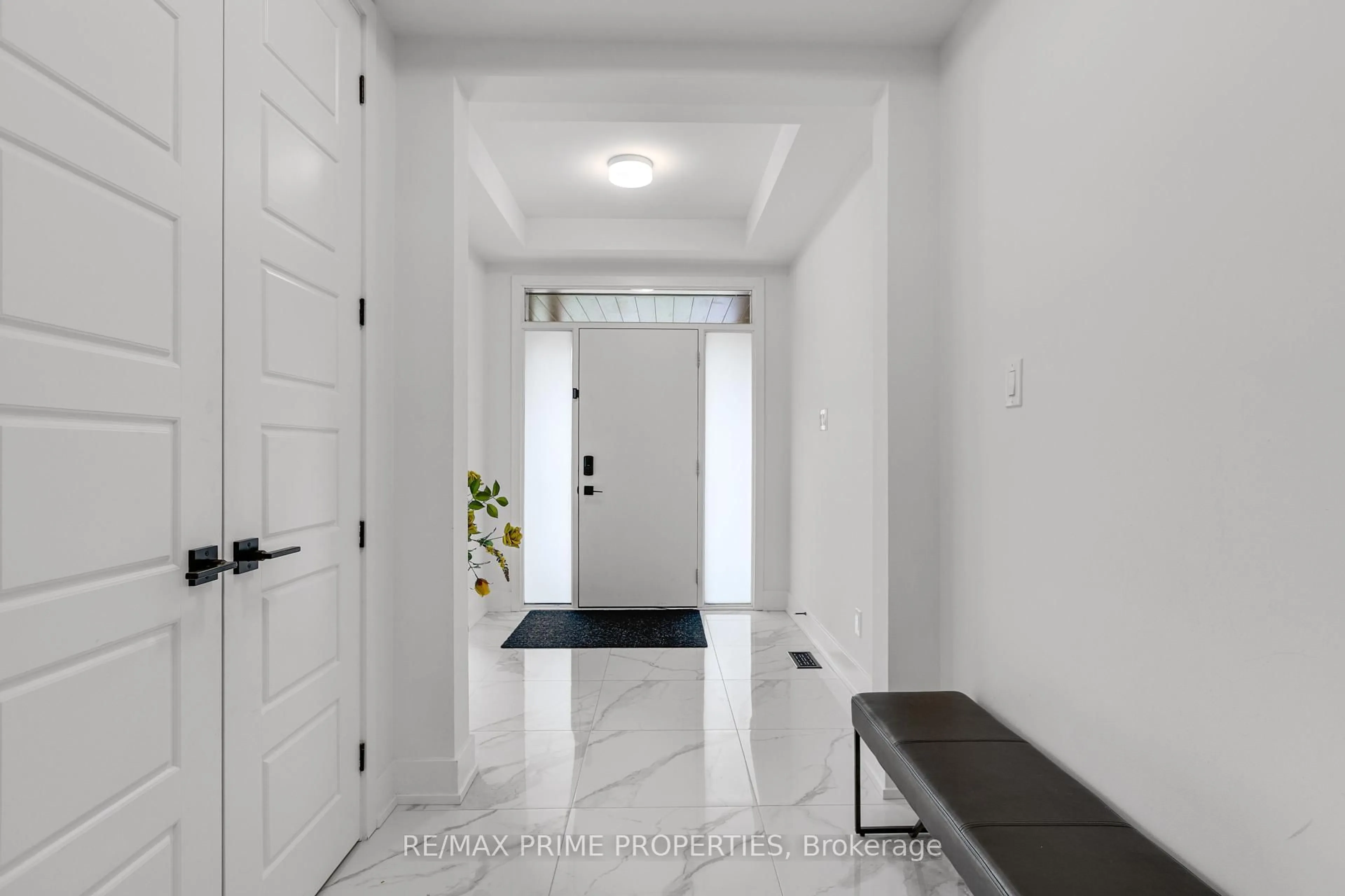 Indoor entryway for 720 Fenwick Way, Ottawa Ontario K2J 7E2