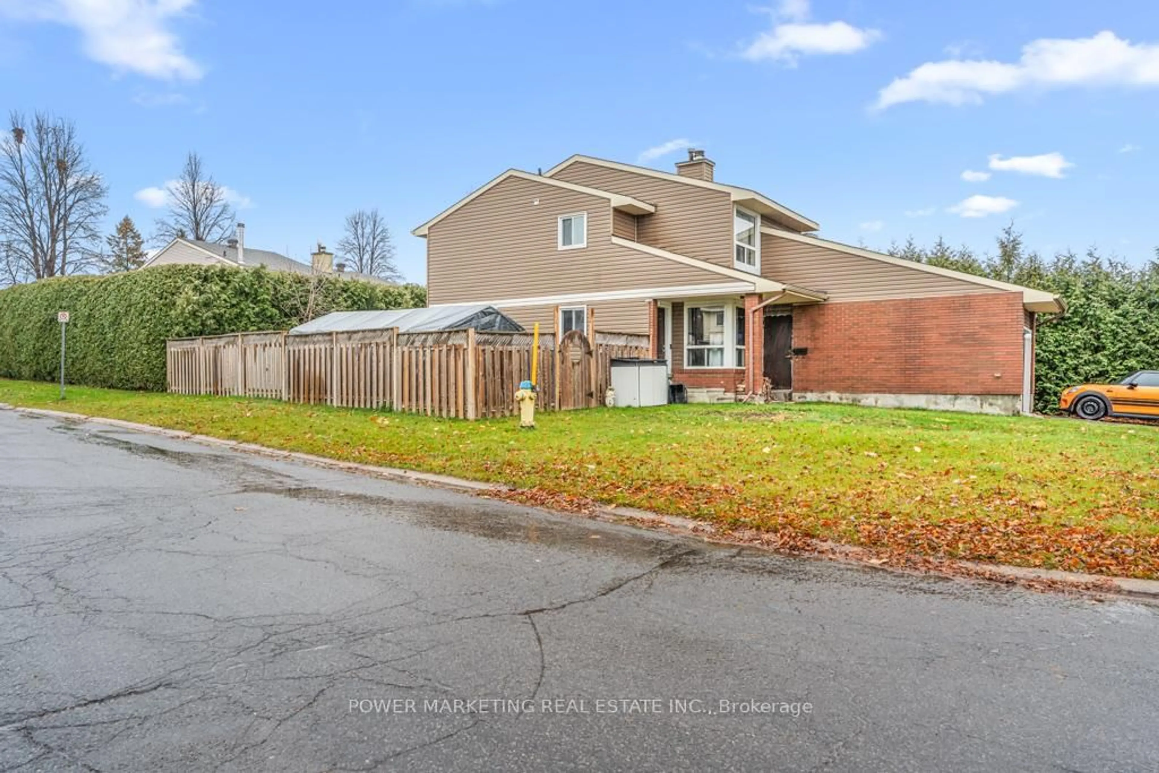 A pic from outside/outdoor area/front of a property/back of a property/a pic from drone, street for 1631 SAXONY Cres, Ottawa Ontario K1B 5K8