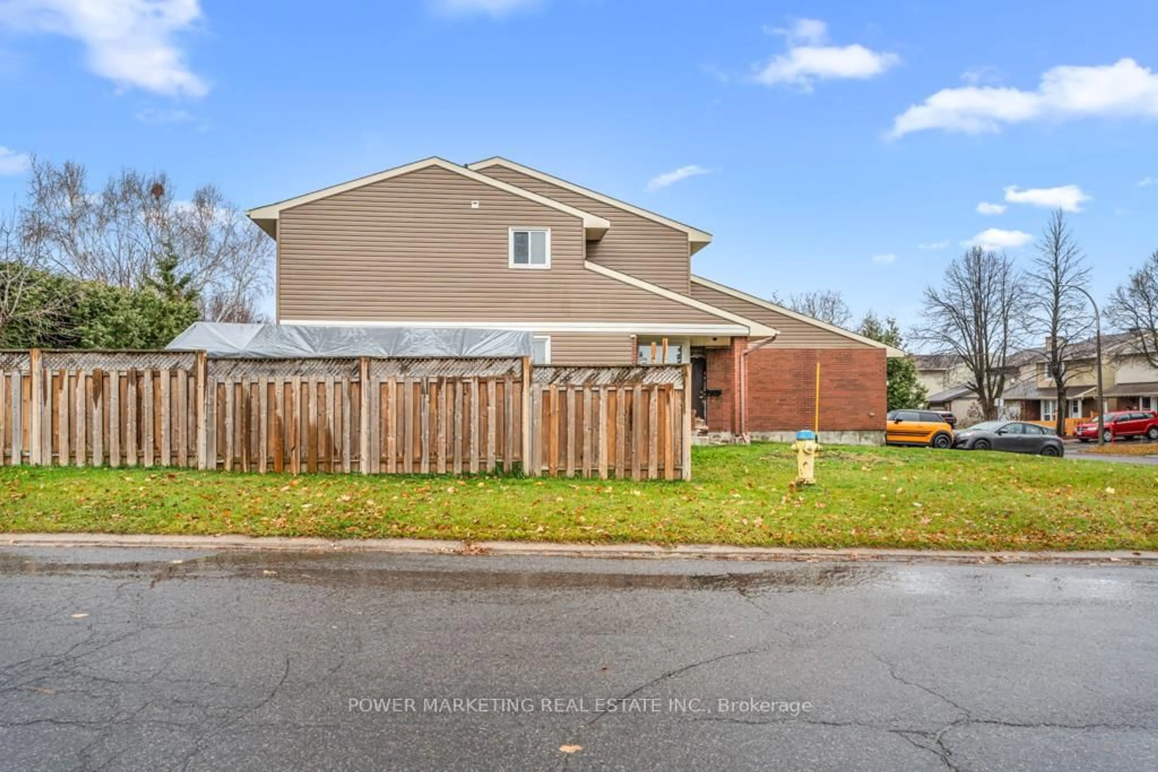 A pic from outside/outdoor area/front of a property/back of a property/a pic from drone, street for 1631 SAXONY Cres, Ottawa Ontario K1B 5K8