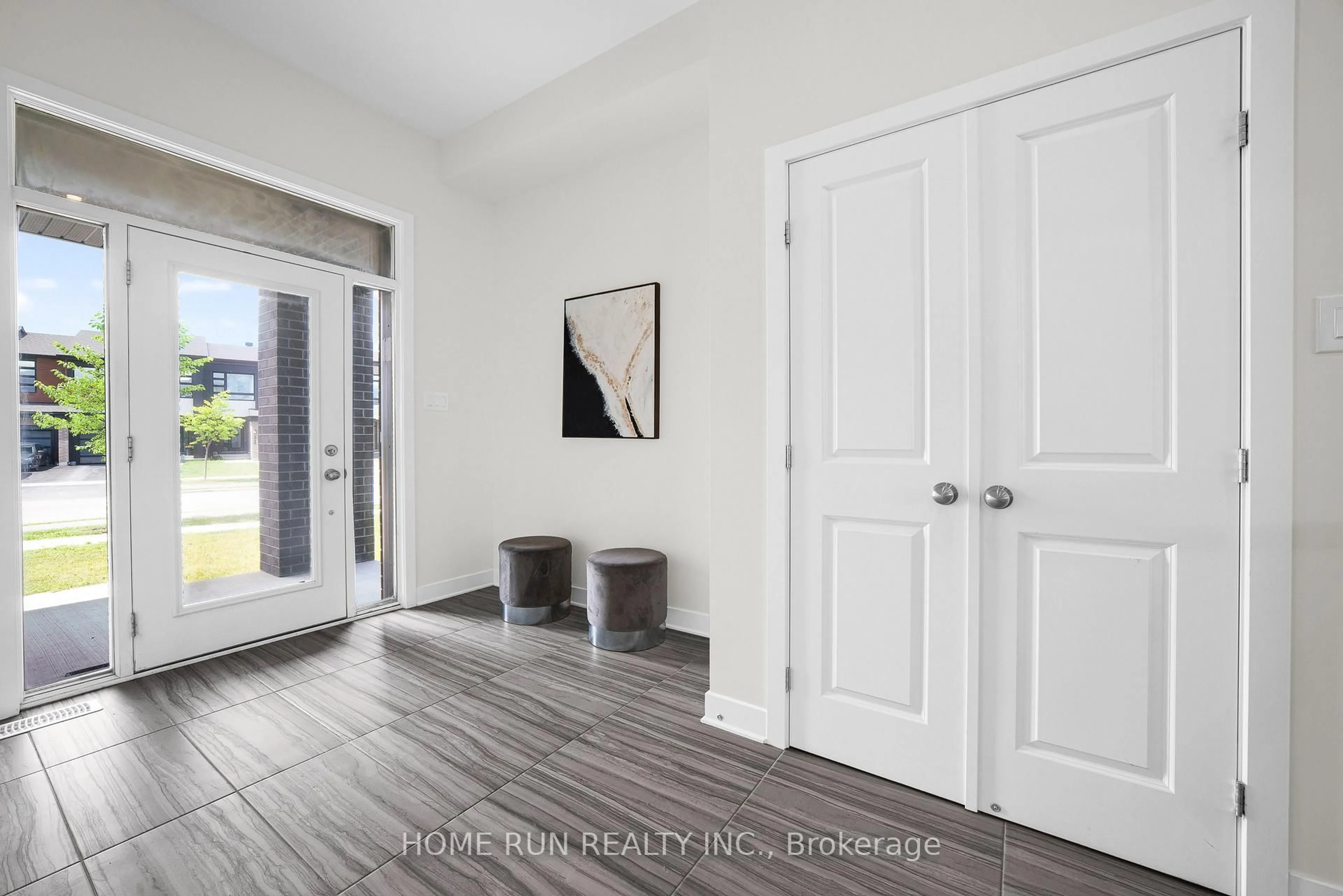 Indoor entryway for 4946 Abbott St, Ottawa Ontario K2V 0M6