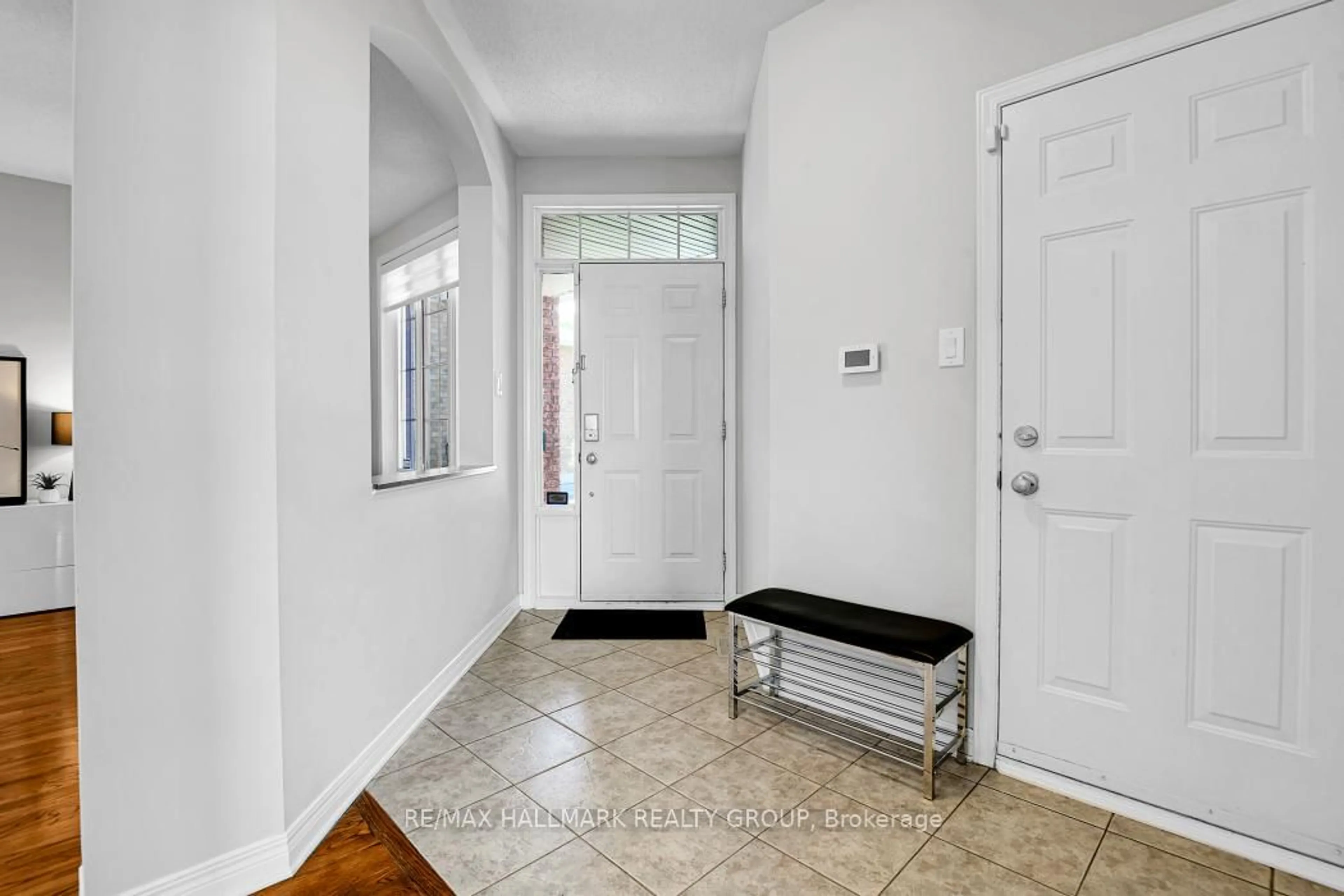 Indoor entryway for 104 Meadowcroft Cres, Ottawa Ontario K1J 1H1