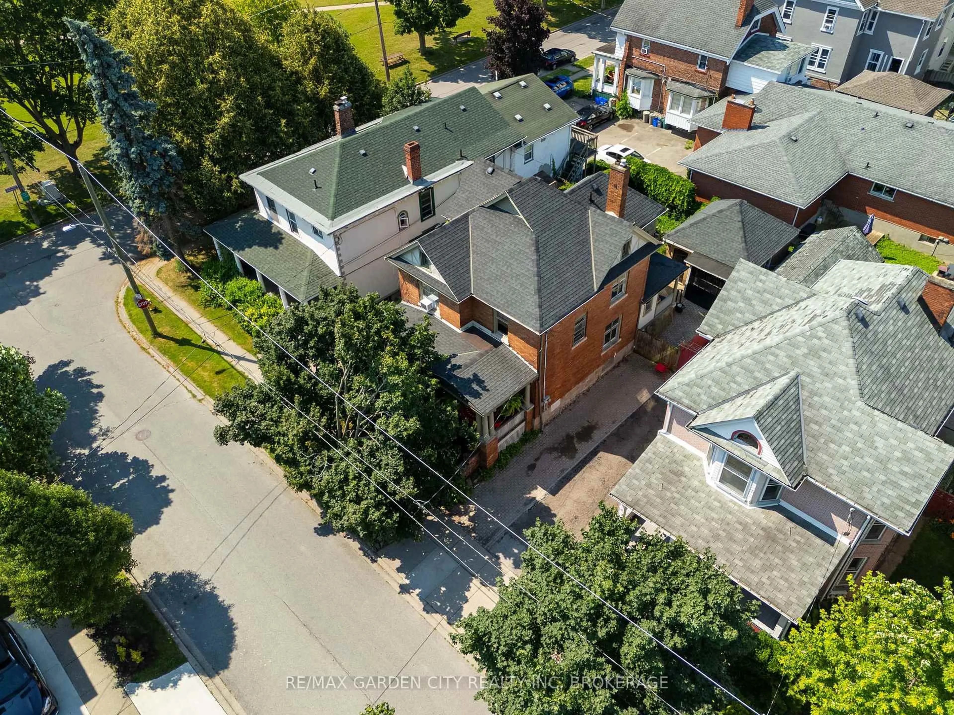 A pic from outside/outdoor area/front of a property/back of a property/a pic from drone, street for 3 Montebello Pl, St. Catharines Ontario L2R 6B5