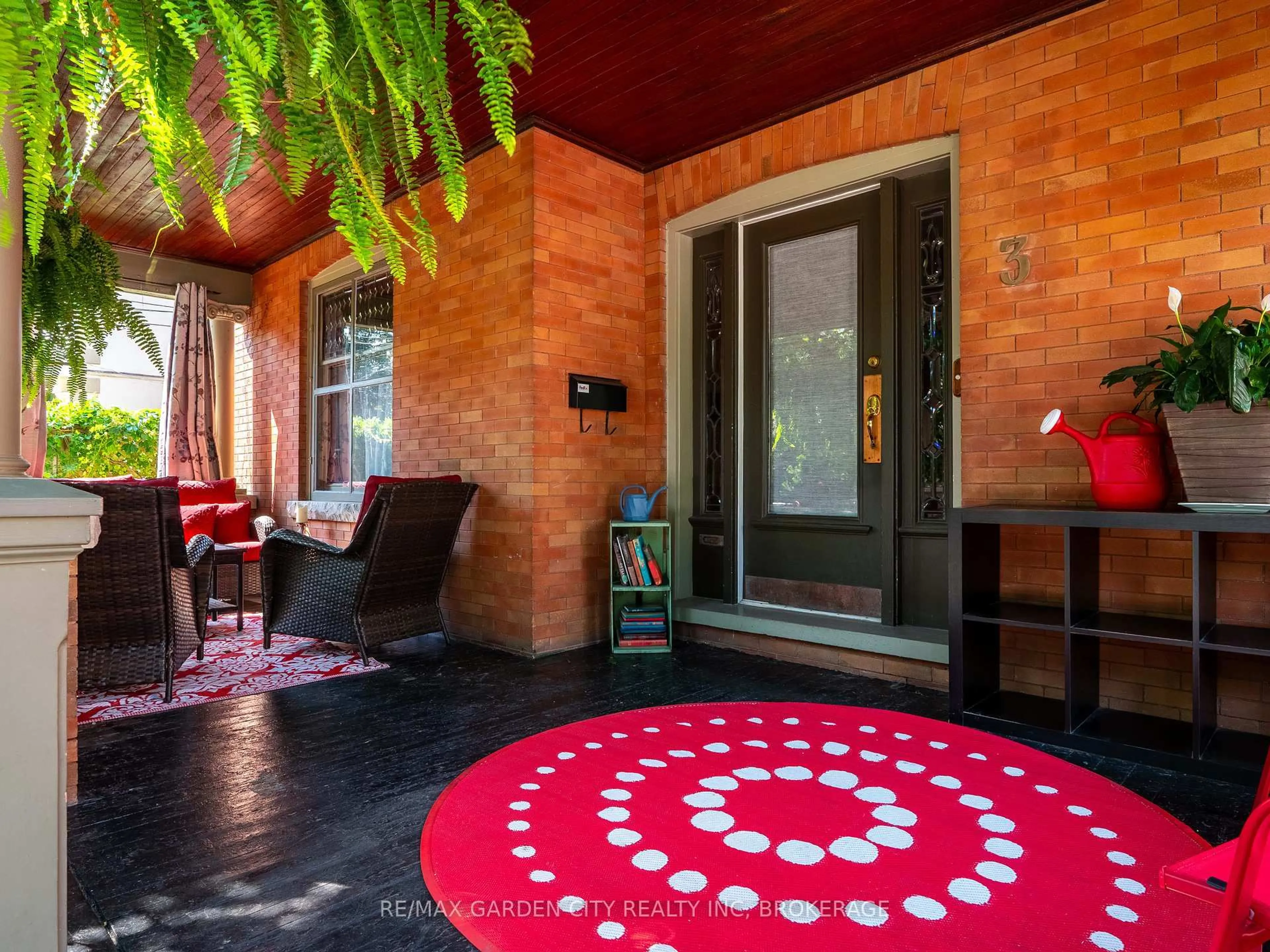 Indoor entryway for 3 Montebello Pl, St. Catharines Ontario L2R 6B5