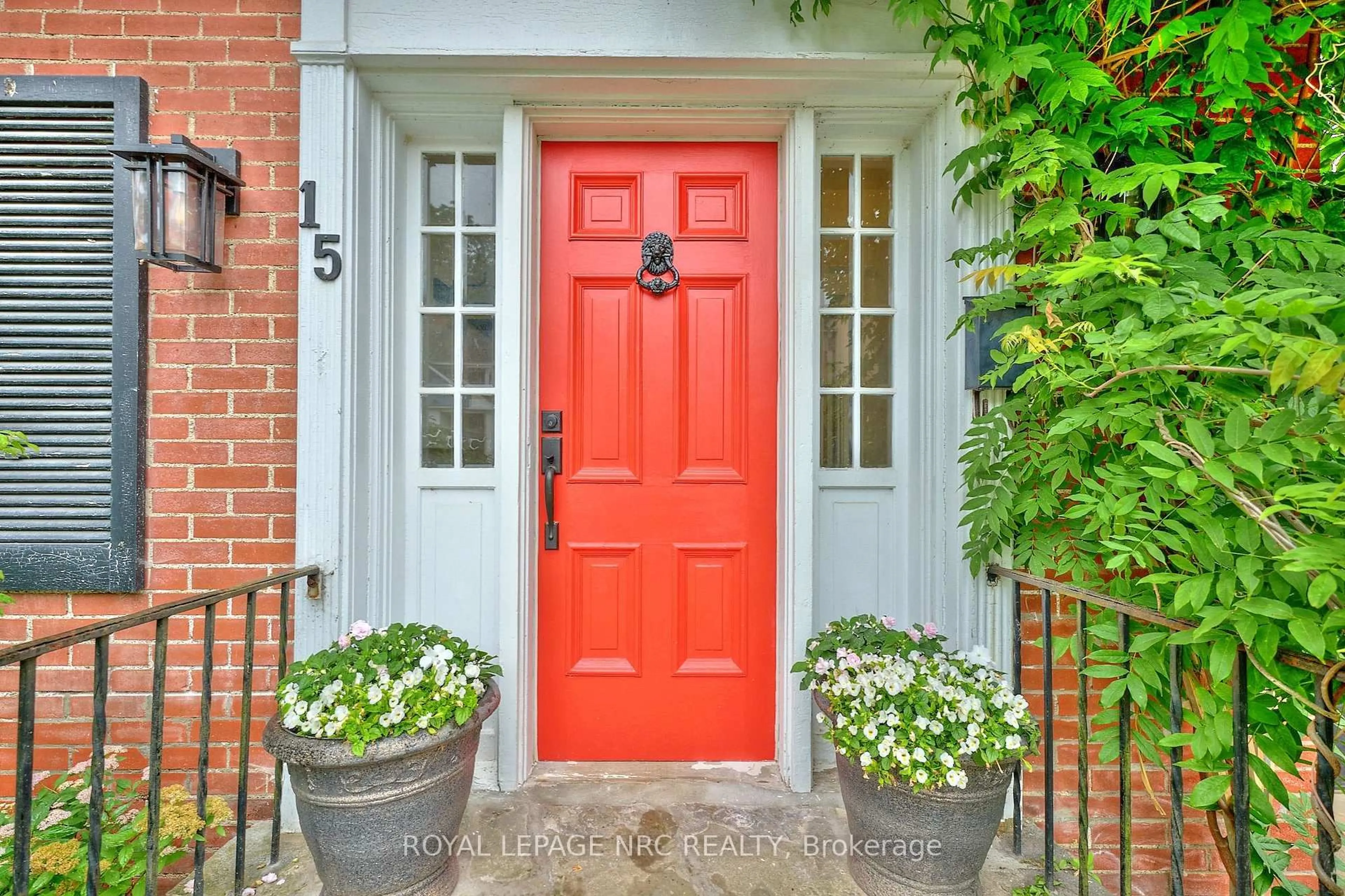 Indoor entryway for 15 Church St, Welland Ontario L3C 4N5