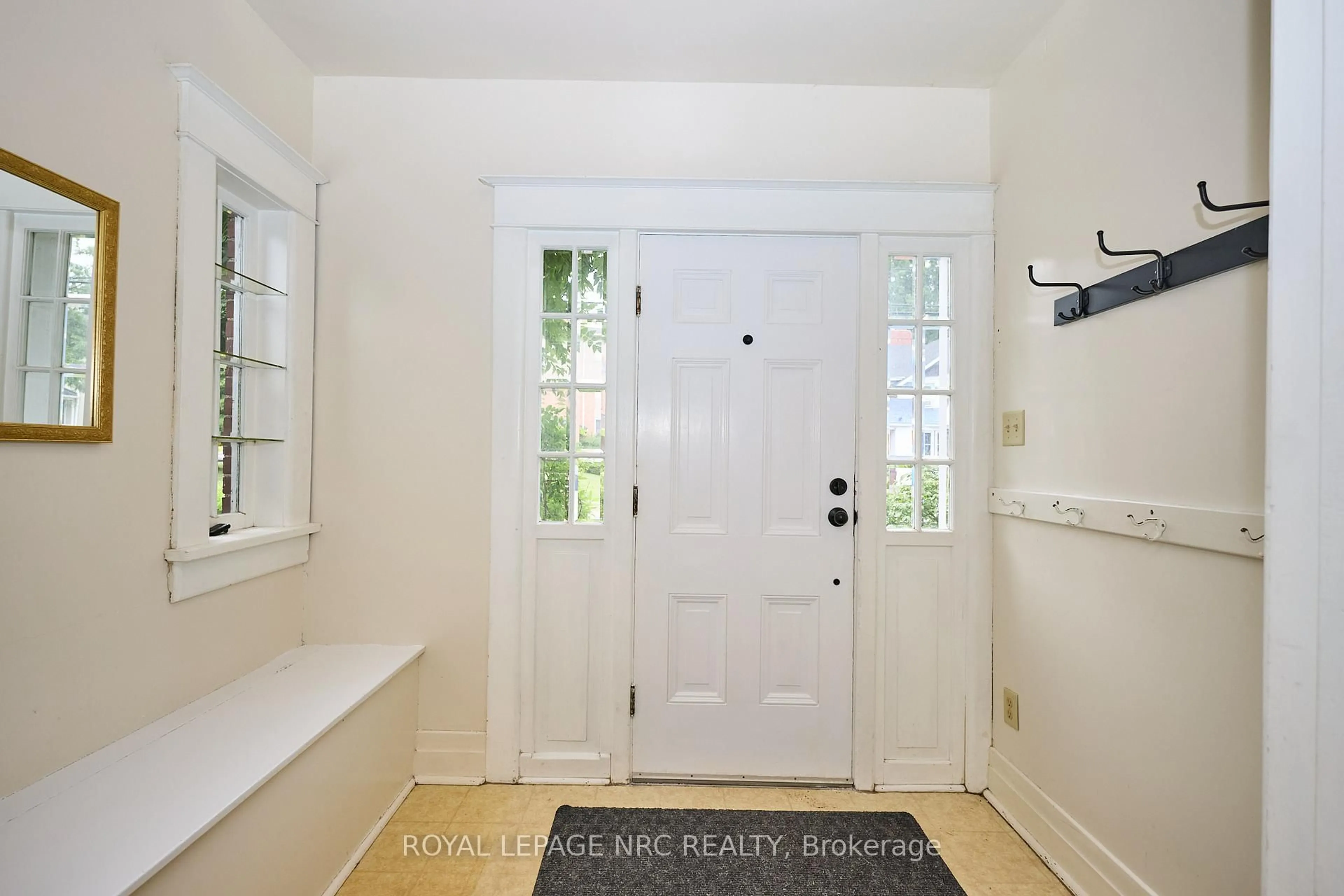 Indoor entryway for 15 Church St, Welland Ontario L3C 4N5