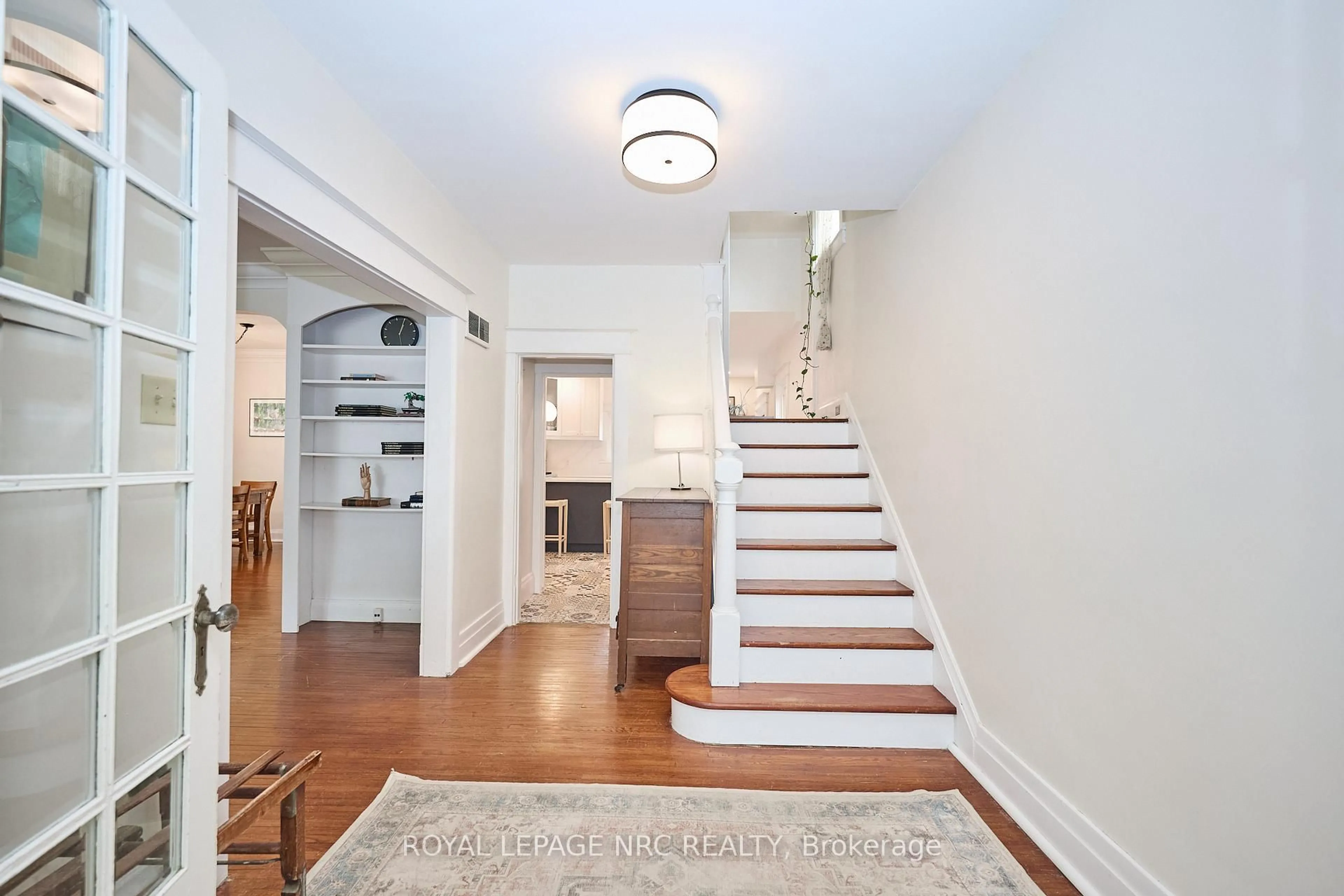 Indoor entryway for 15 Church St, Welland Ontario L3C 4N5