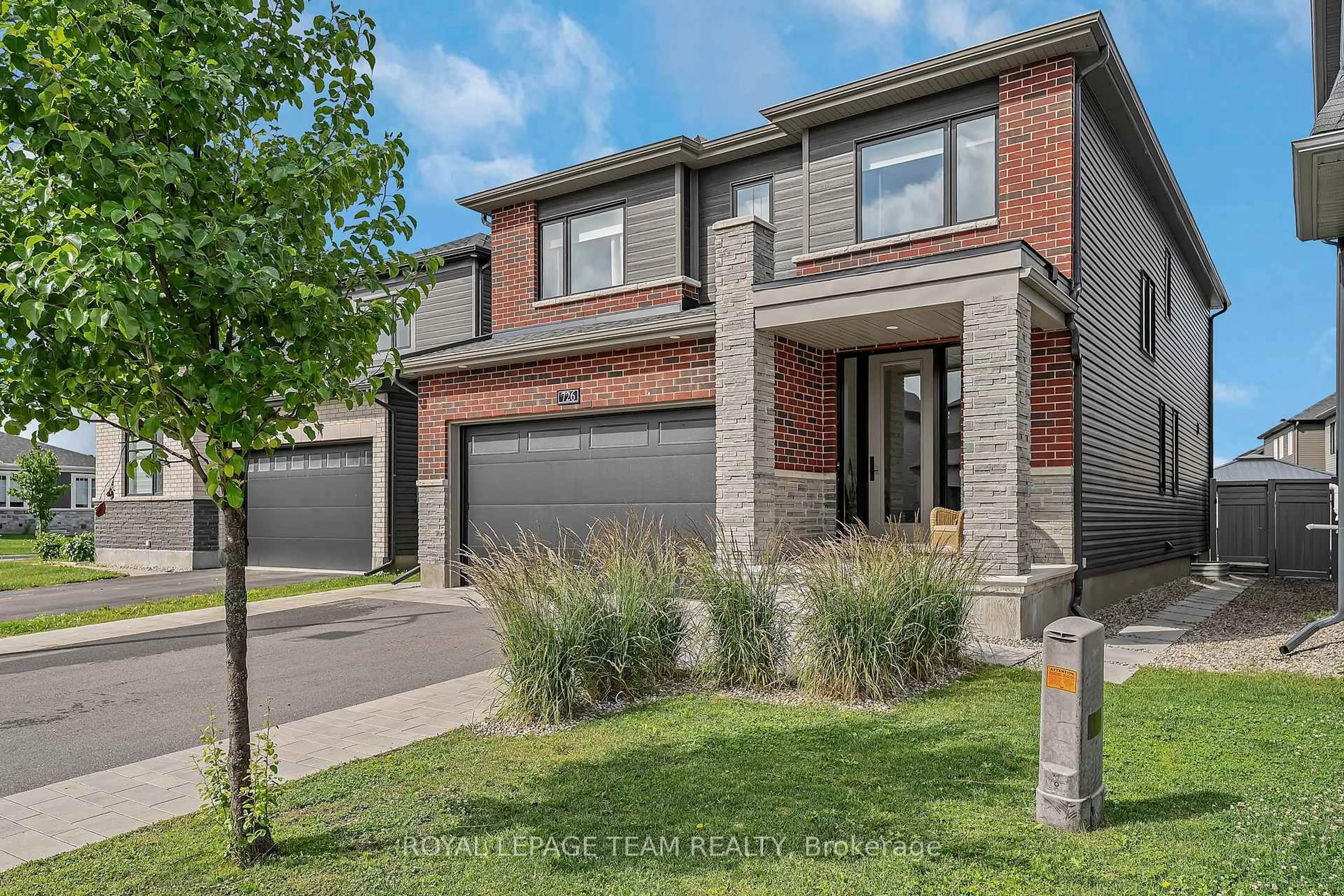 Home with brick exterior material, street for 726 Coast Circ, Manotick Ontario K4M 0N2