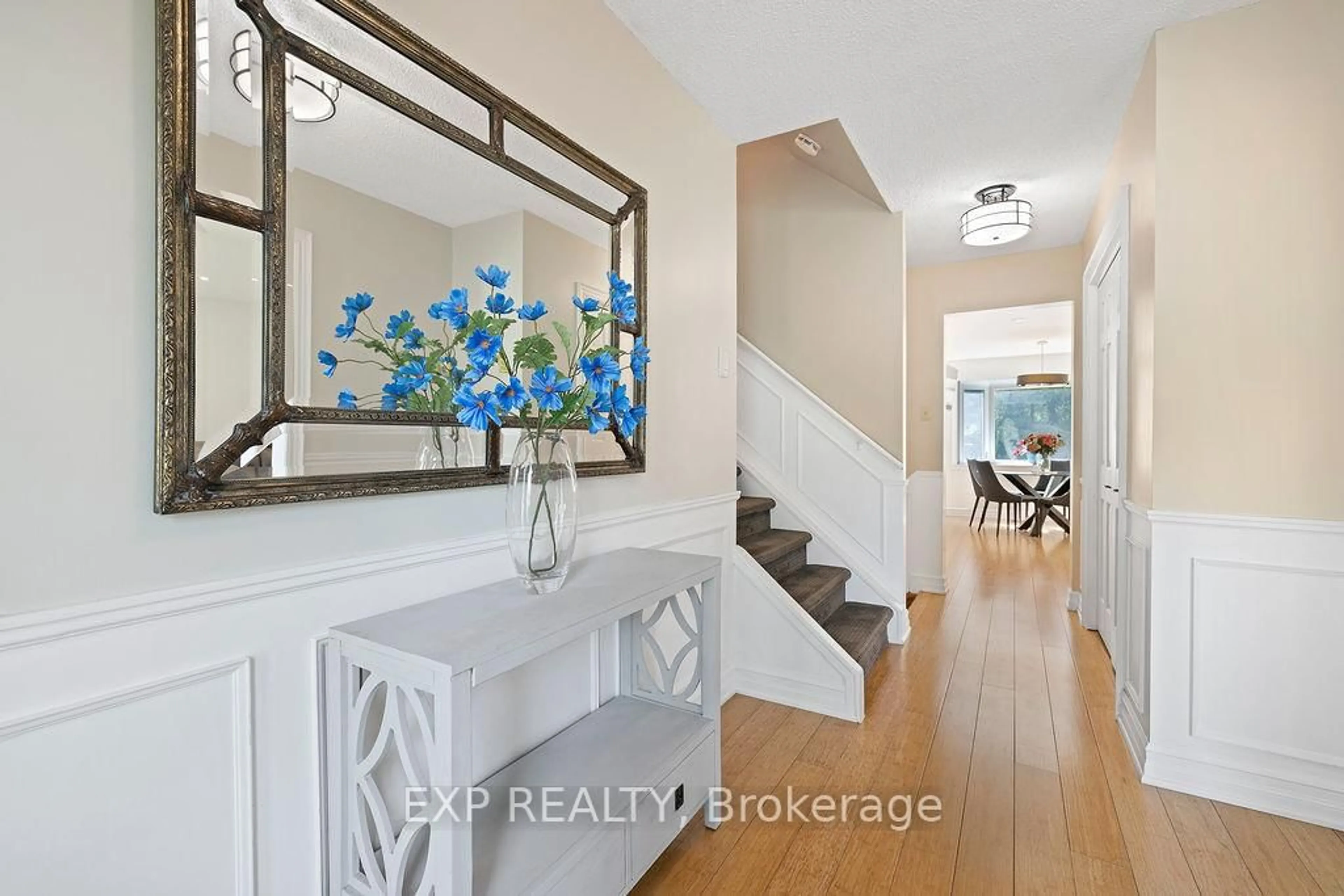 Indoor entryway for 18 Nancy Crt, Hamilton Ontario L0R 2H0