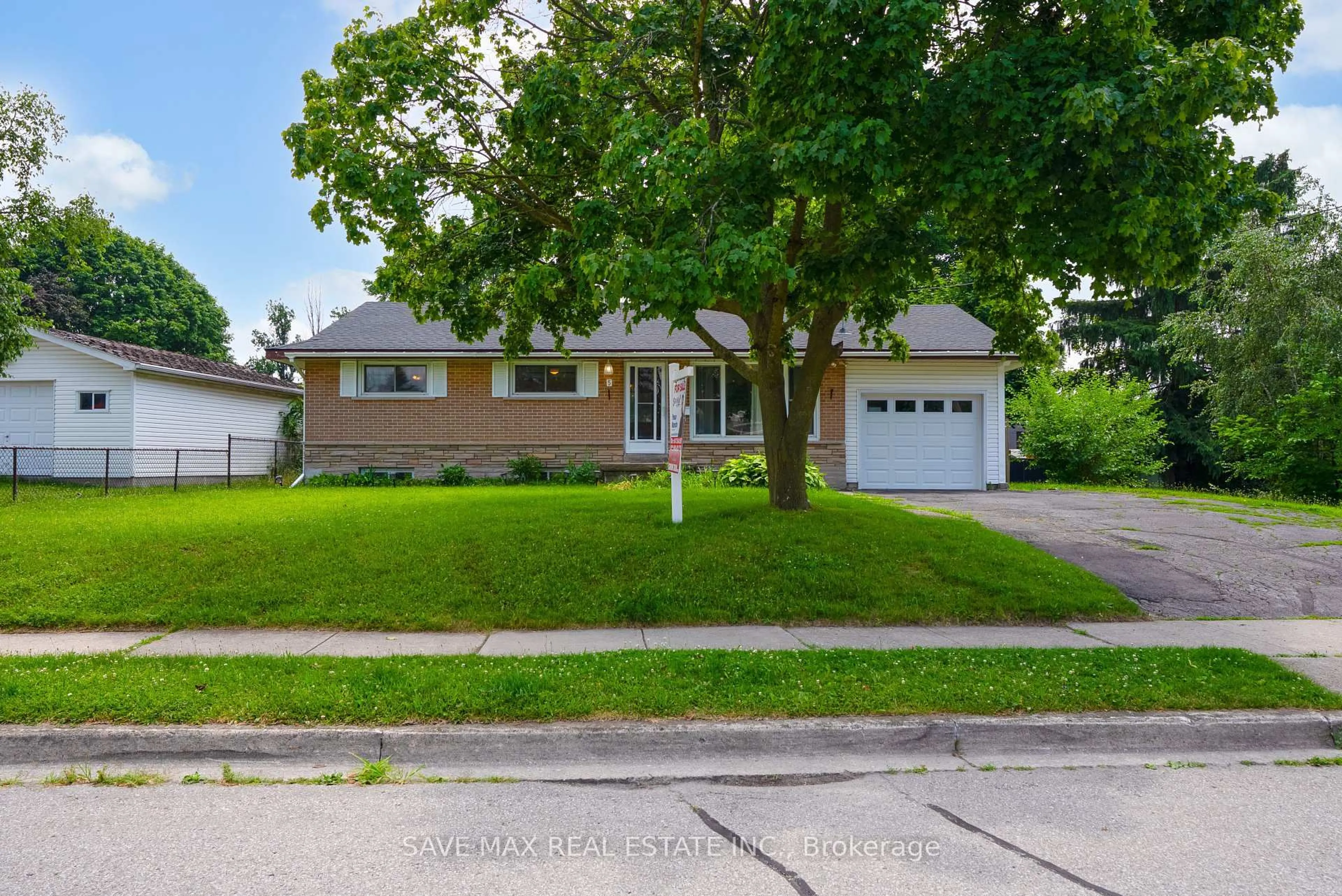 Home with brick exterior material, street for 5 Clearview Dr, Cambridge Ontario N1S 1B1