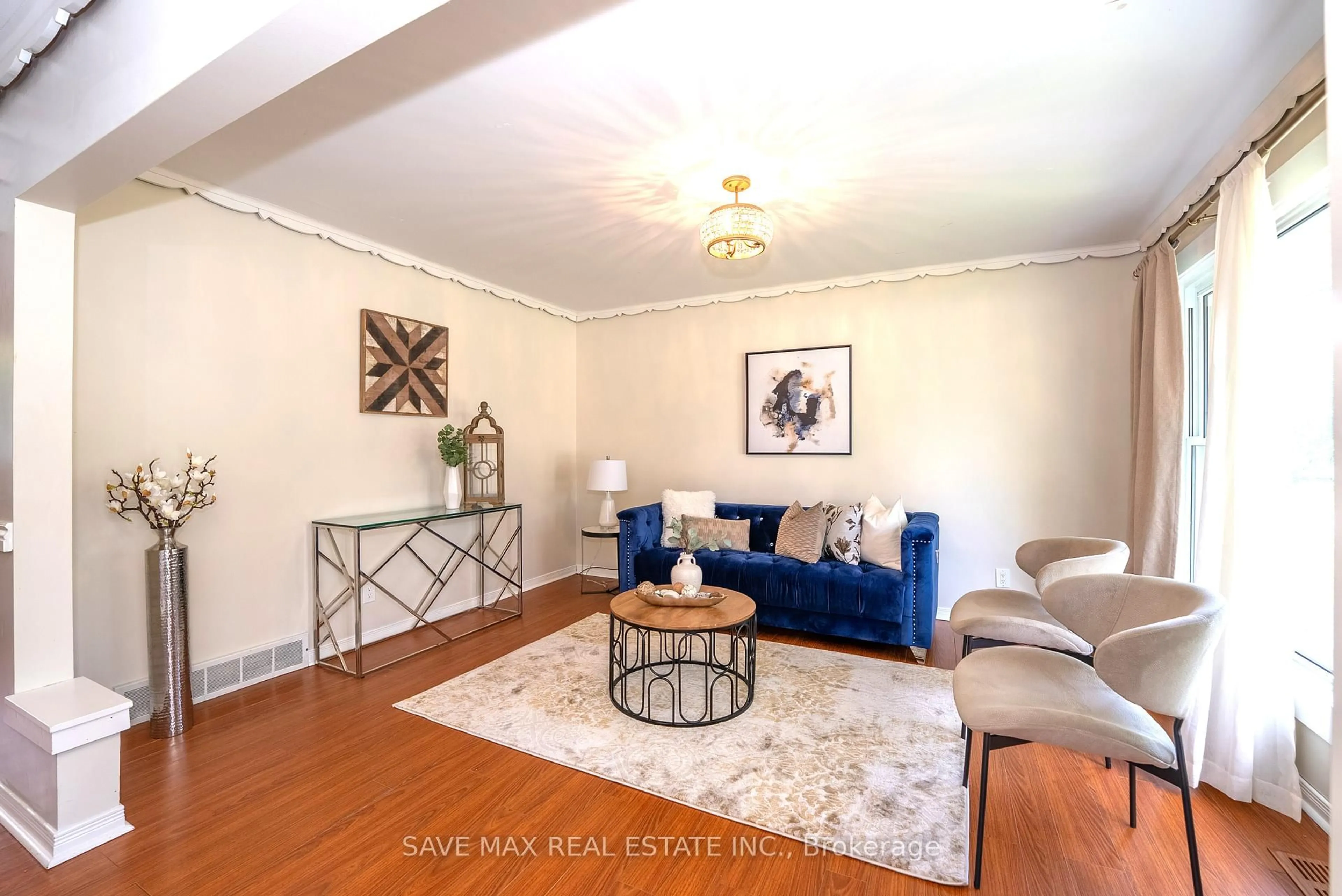 Living room with furniture, unknown for 5 Clearview Dr, Cambridge Ontario N1S 1B1