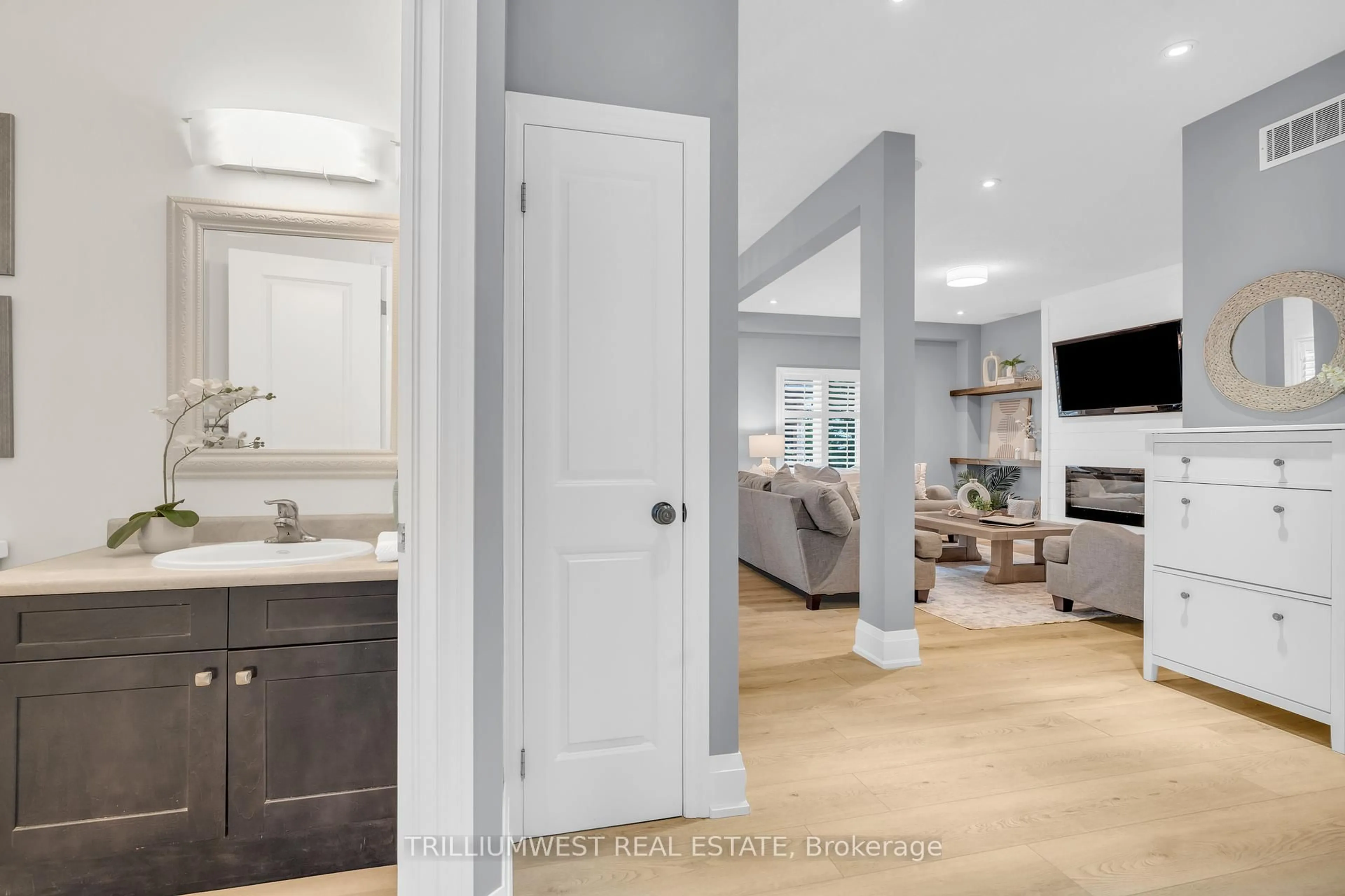 Indoor entryway for 293 Watervale Cres, Kitchener Ontario N2A 0G7