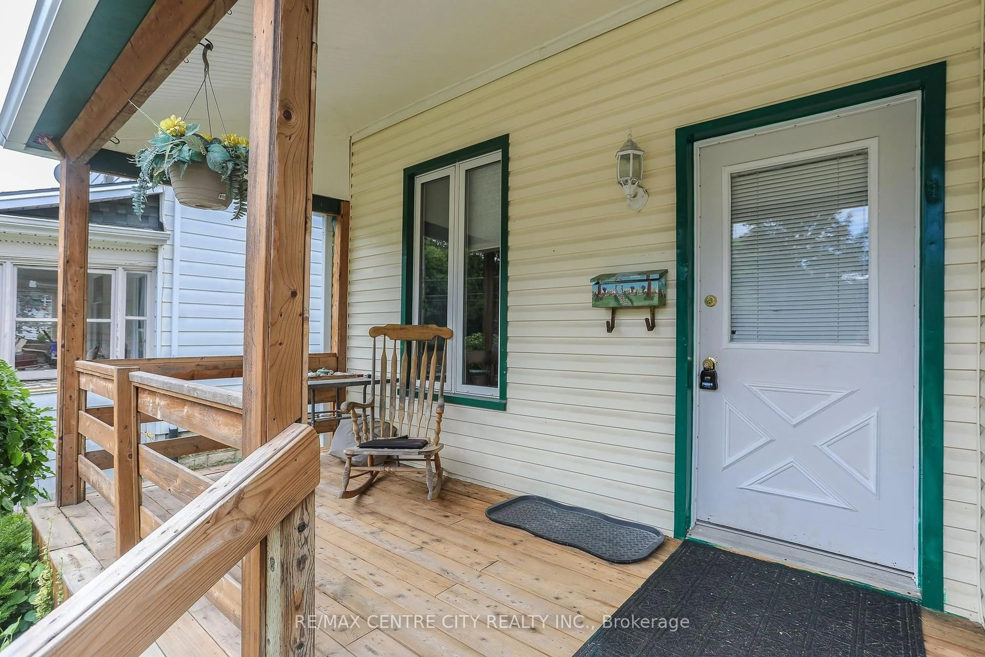 Indoor entryway for 60 Alma St, St. Thomas Ontario N5P 3B1
