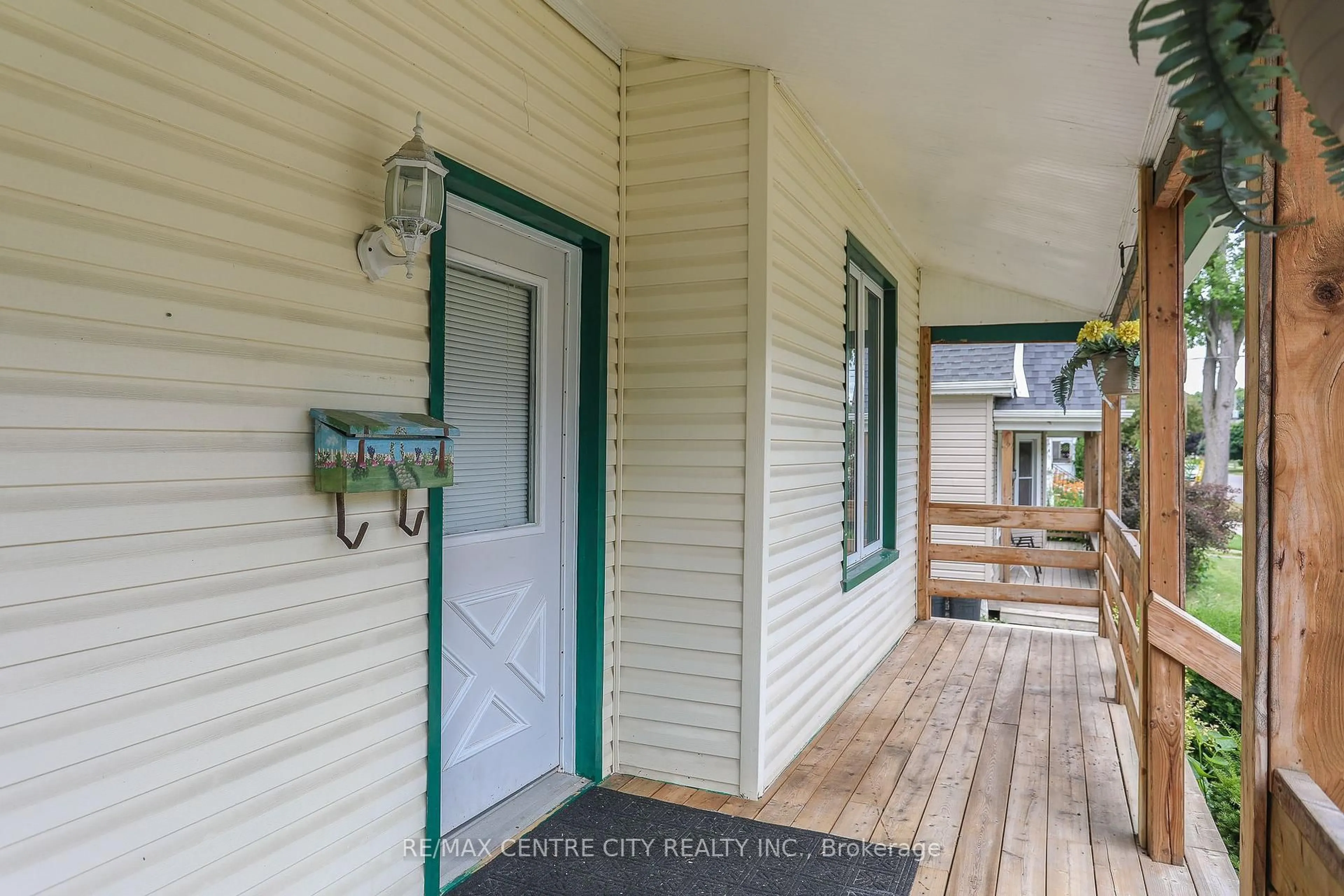 Indoor entryway for 60 Alma St, St. Thomas Ontario N5P 3B1
