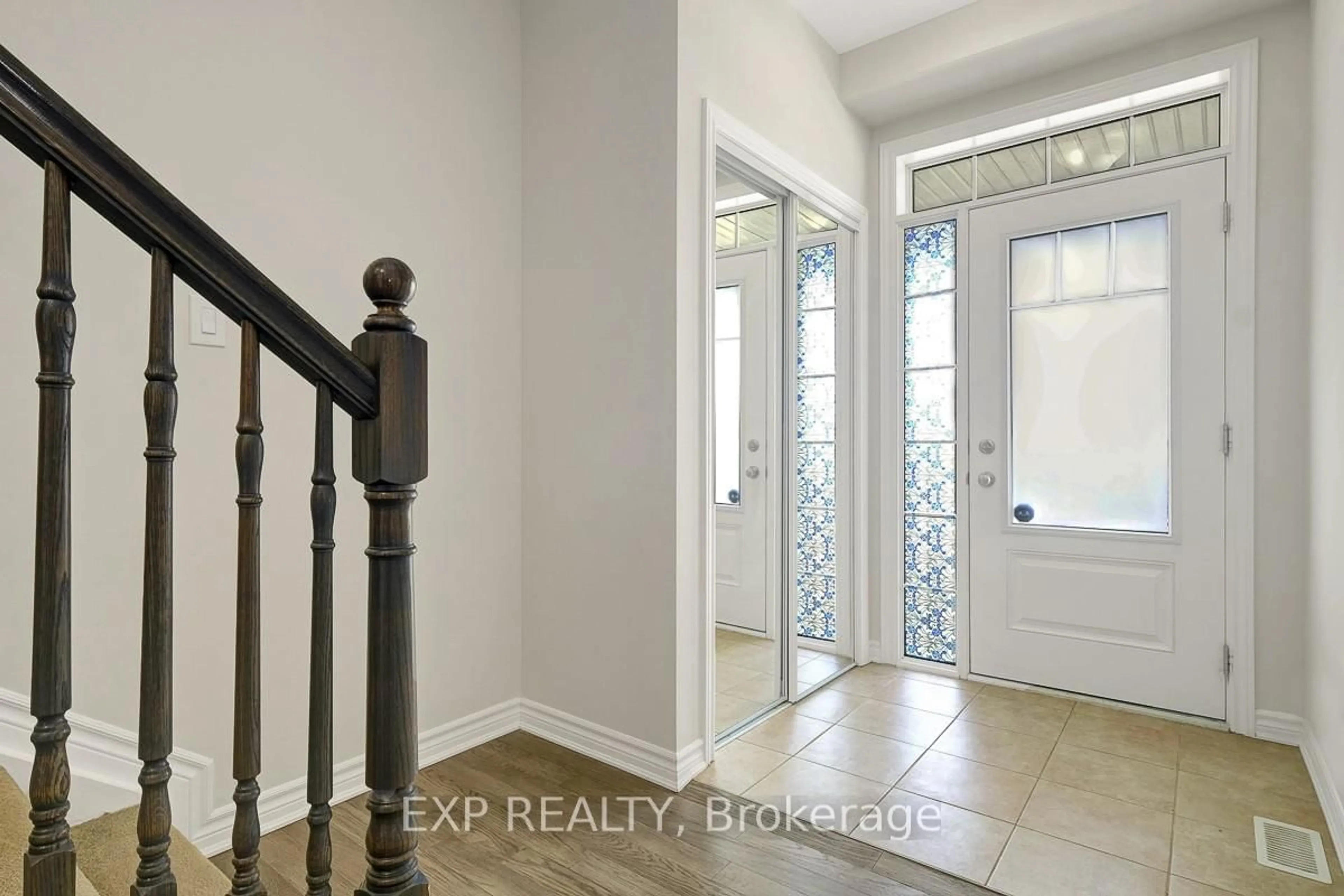 Indoor entryway for 1700 Maple Grove Rd, Stittsville Ontario K2S 2R3