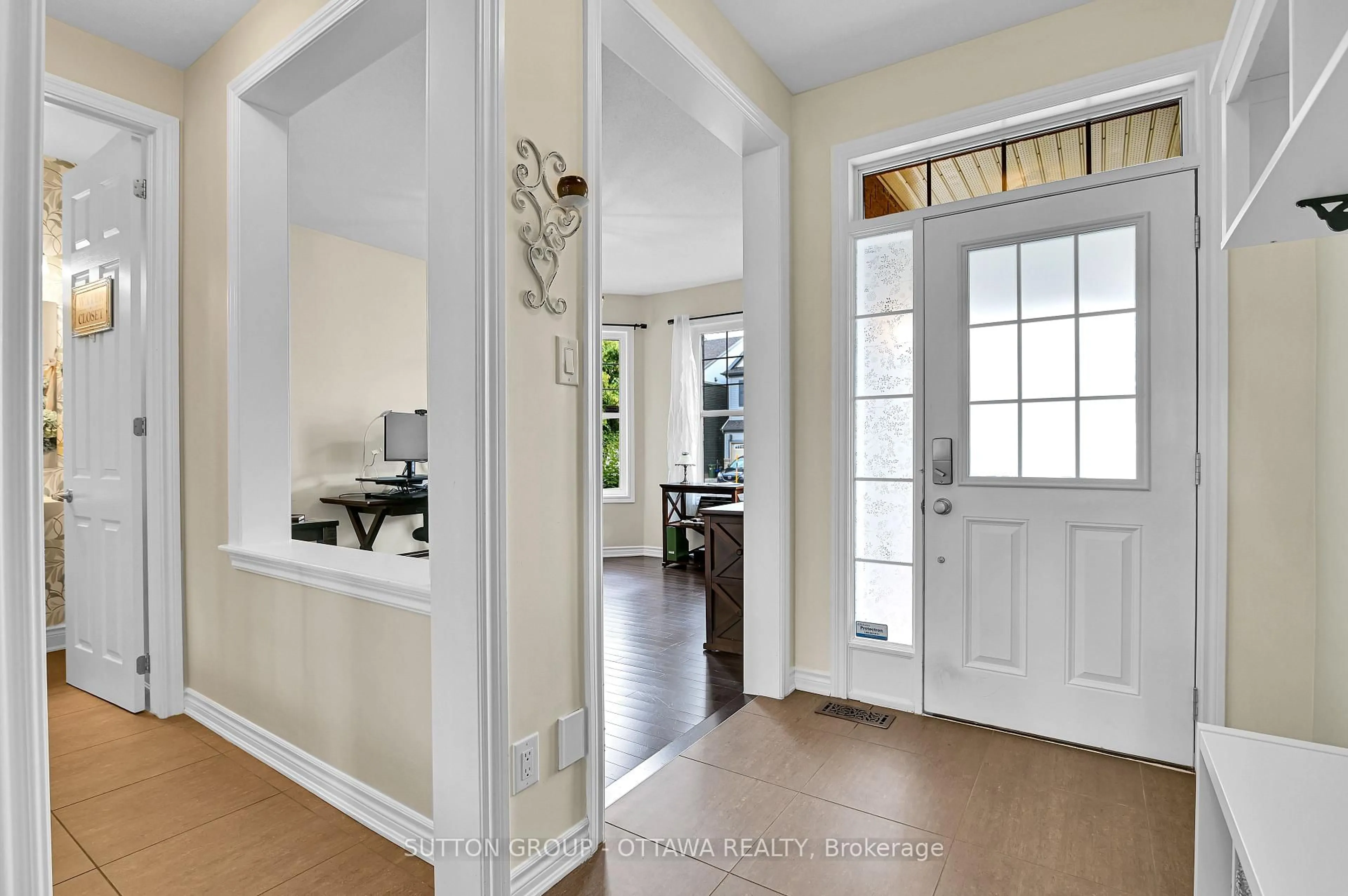 Indoor entryway for 209 Dutchmans Way, Ottawa Ontario K2J 5W5