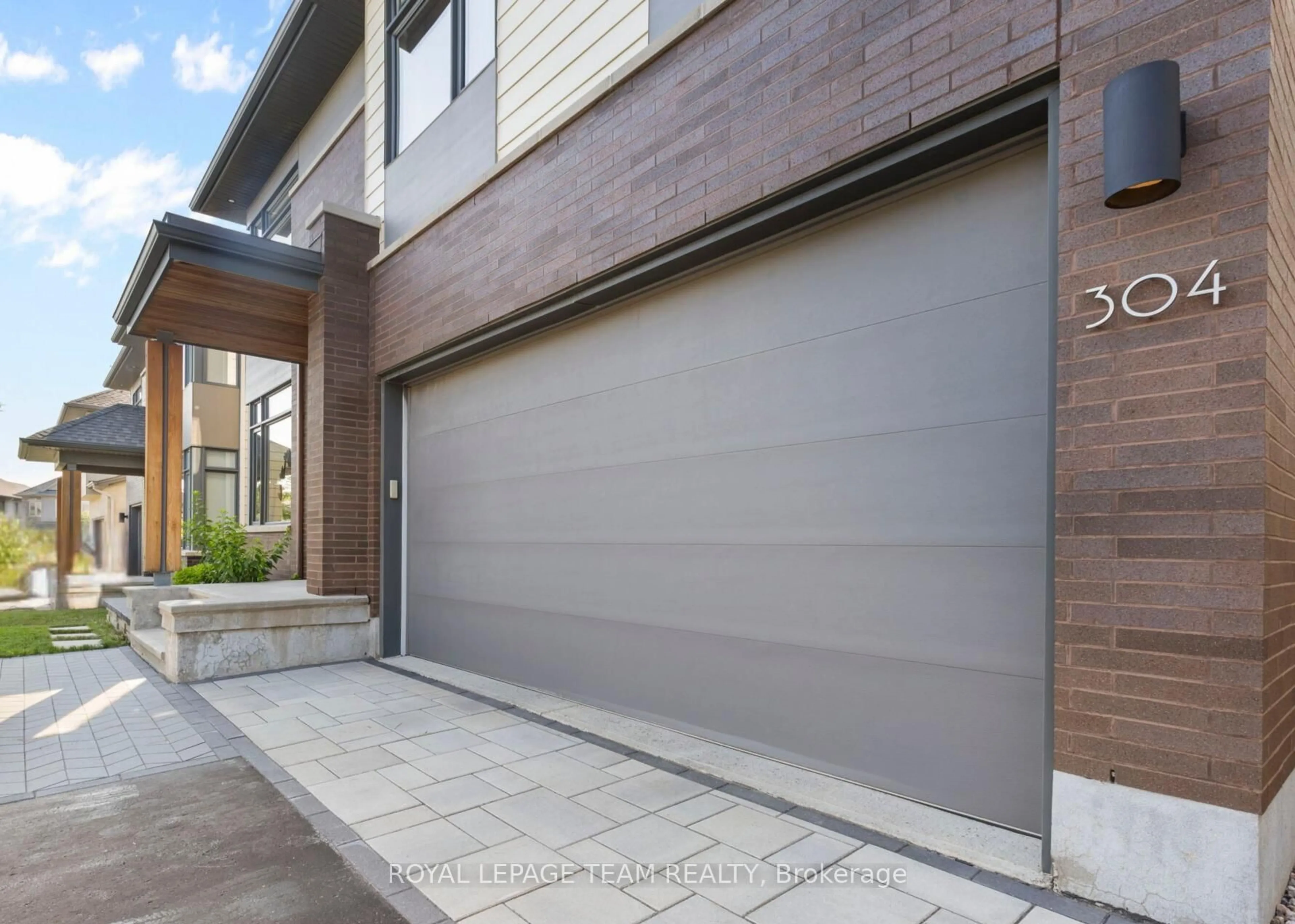 Indoor garage for 304 Long Acres St, Ottawa Ontario K2M 0H1