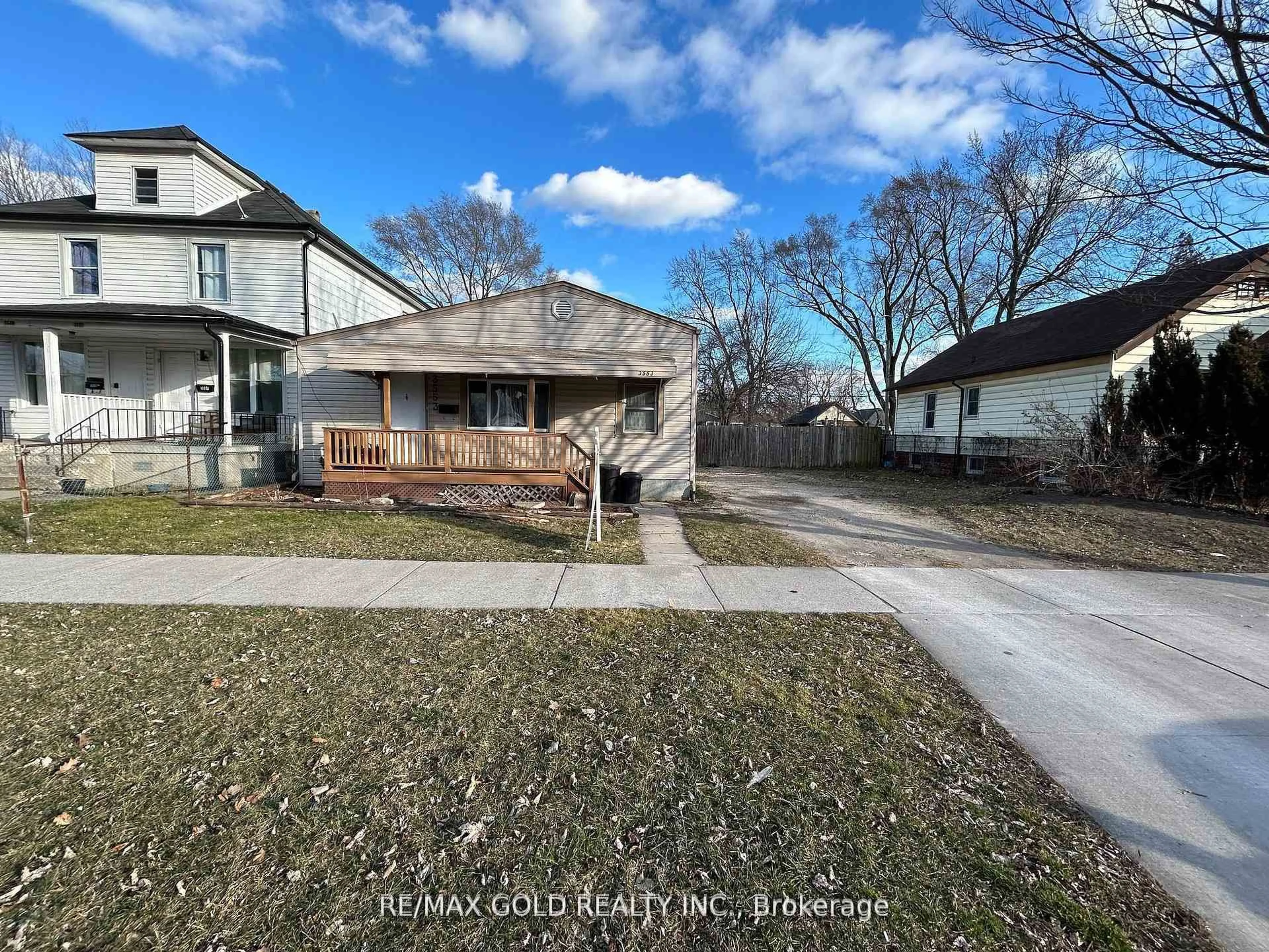A pic from outside/outdoor area/front of a property/back of a property/a pic from drone, street for 3553 King St, Windsor Ontario N9C 1P4