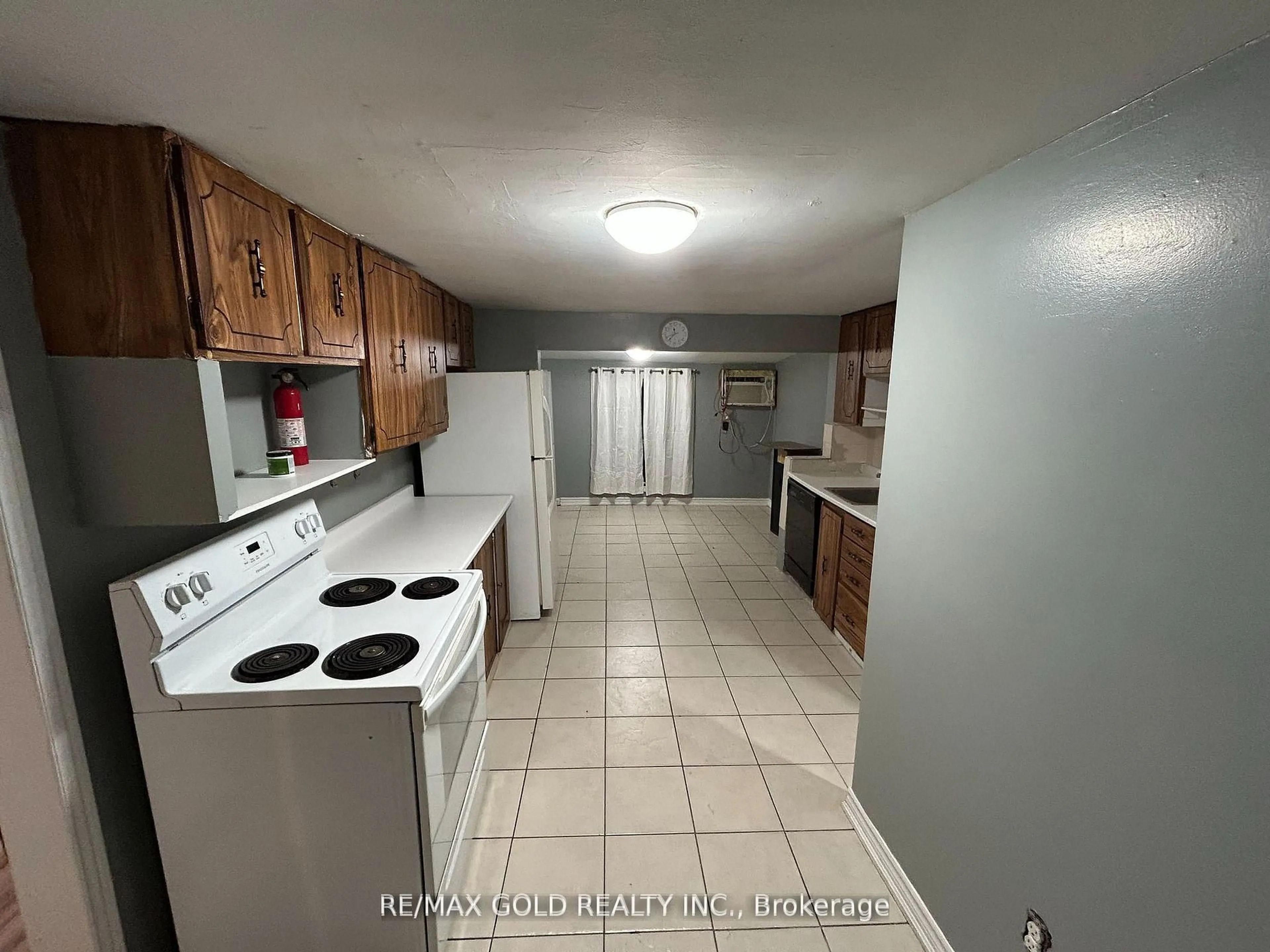 Standard kitchen, unknown for 3553 King St, Windsor Ontario N9C 1P4
