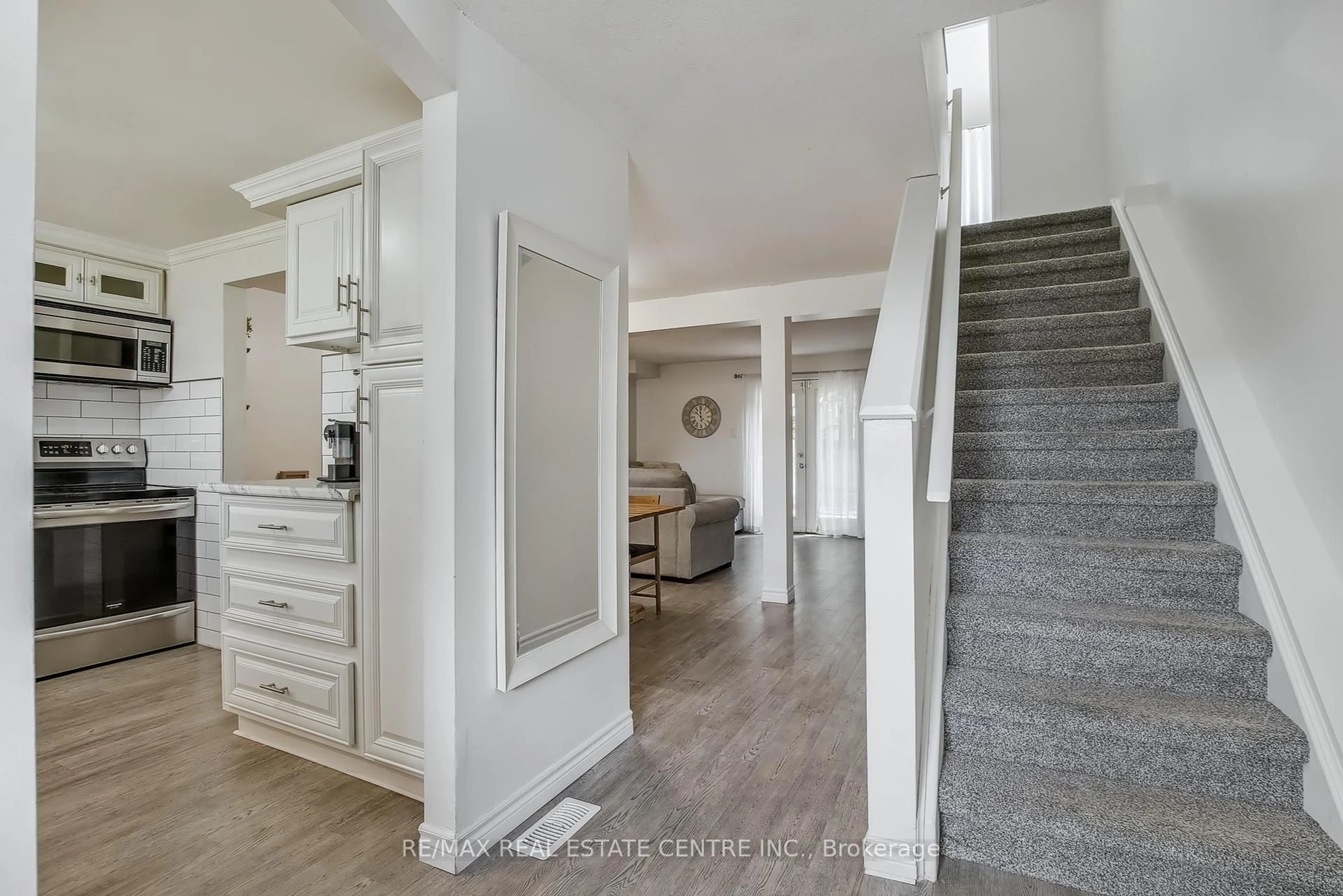 Indoor entryway for 103 Ironstone Dr, Cambridge Ontario N1P 1A4