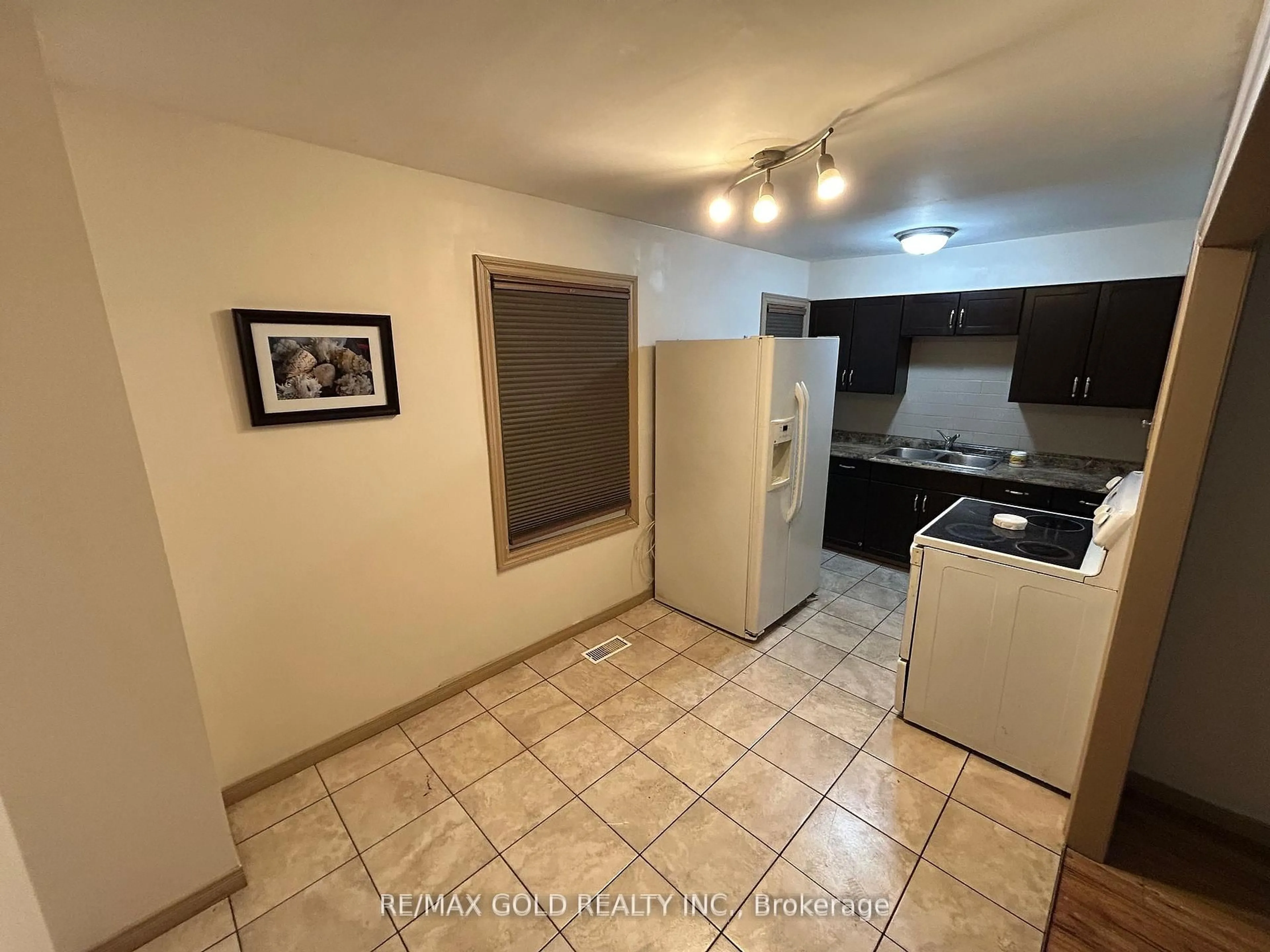Standard kitchen, unknown for 1315 Partington Ave, Windsor Ontario N9B 2P5