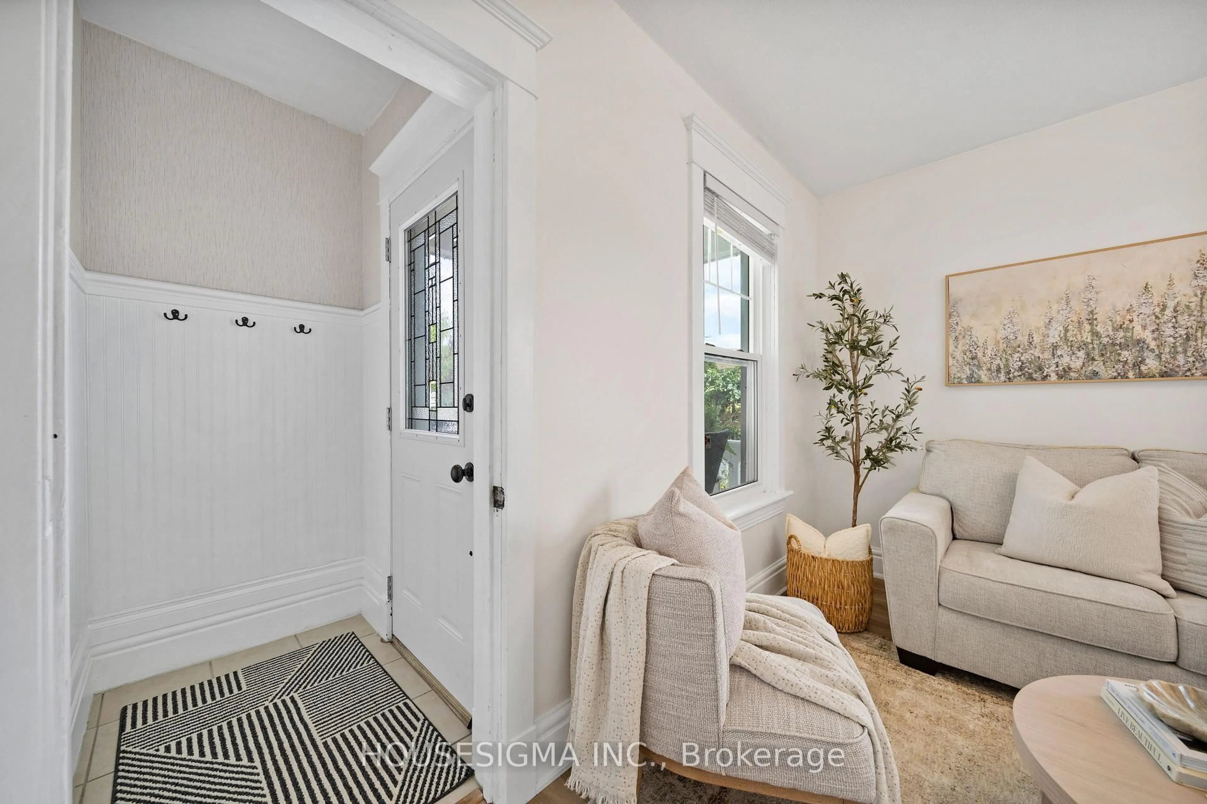 Indoor entryway for 113 Price St, London East Ontario N5Z 2J4