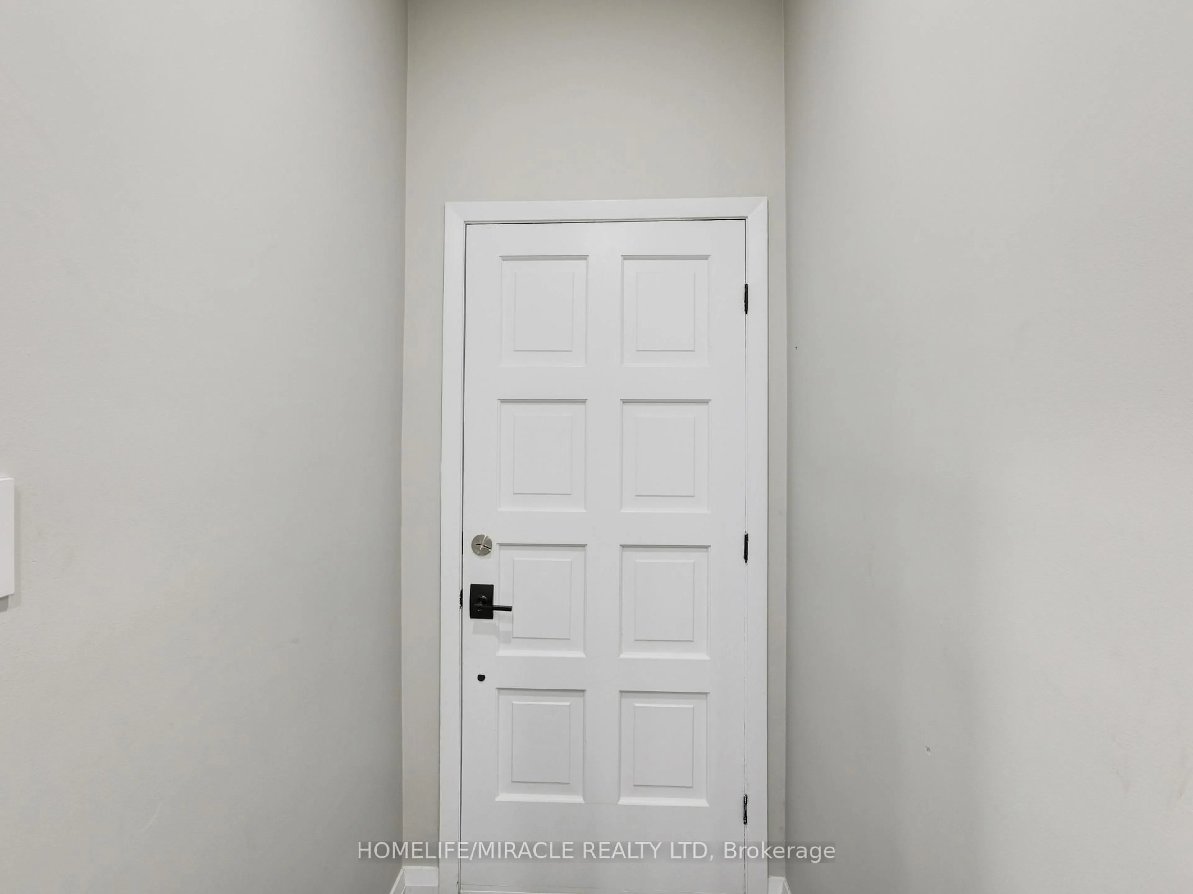 Indoor entryway for 7 Cardill Cres, Waterloo Ontario N2L 3Y7