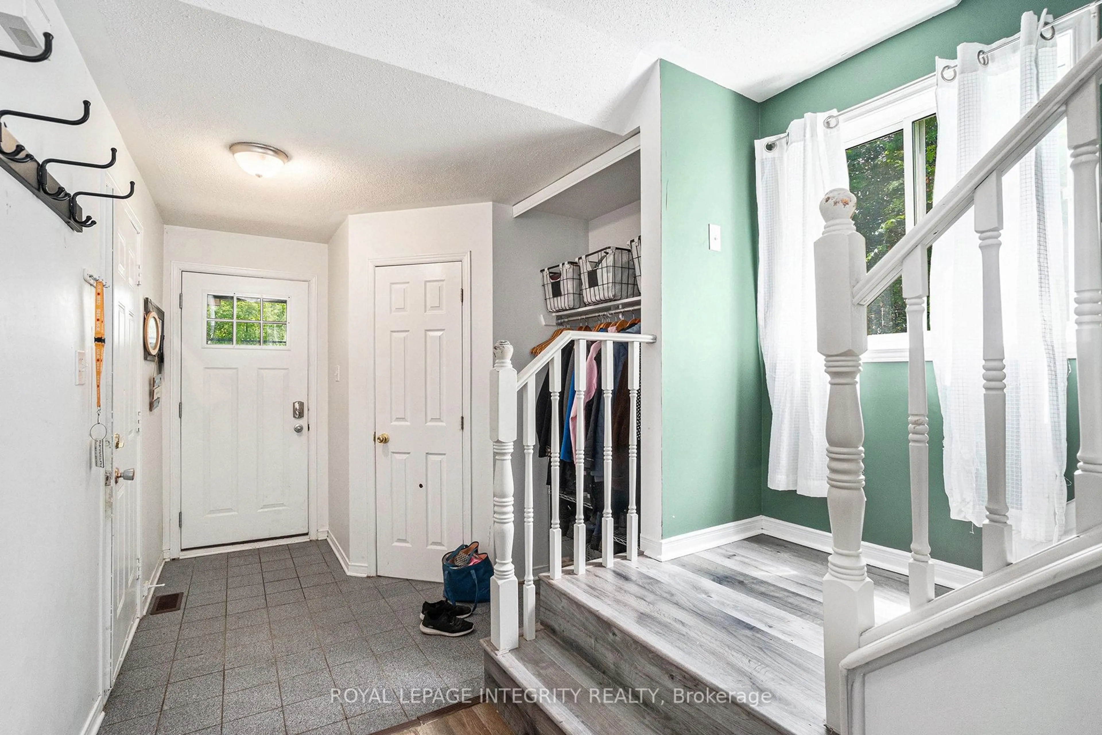 Indoor entryway for 501 Maley St, North Grenville Ontario K0G 1J0