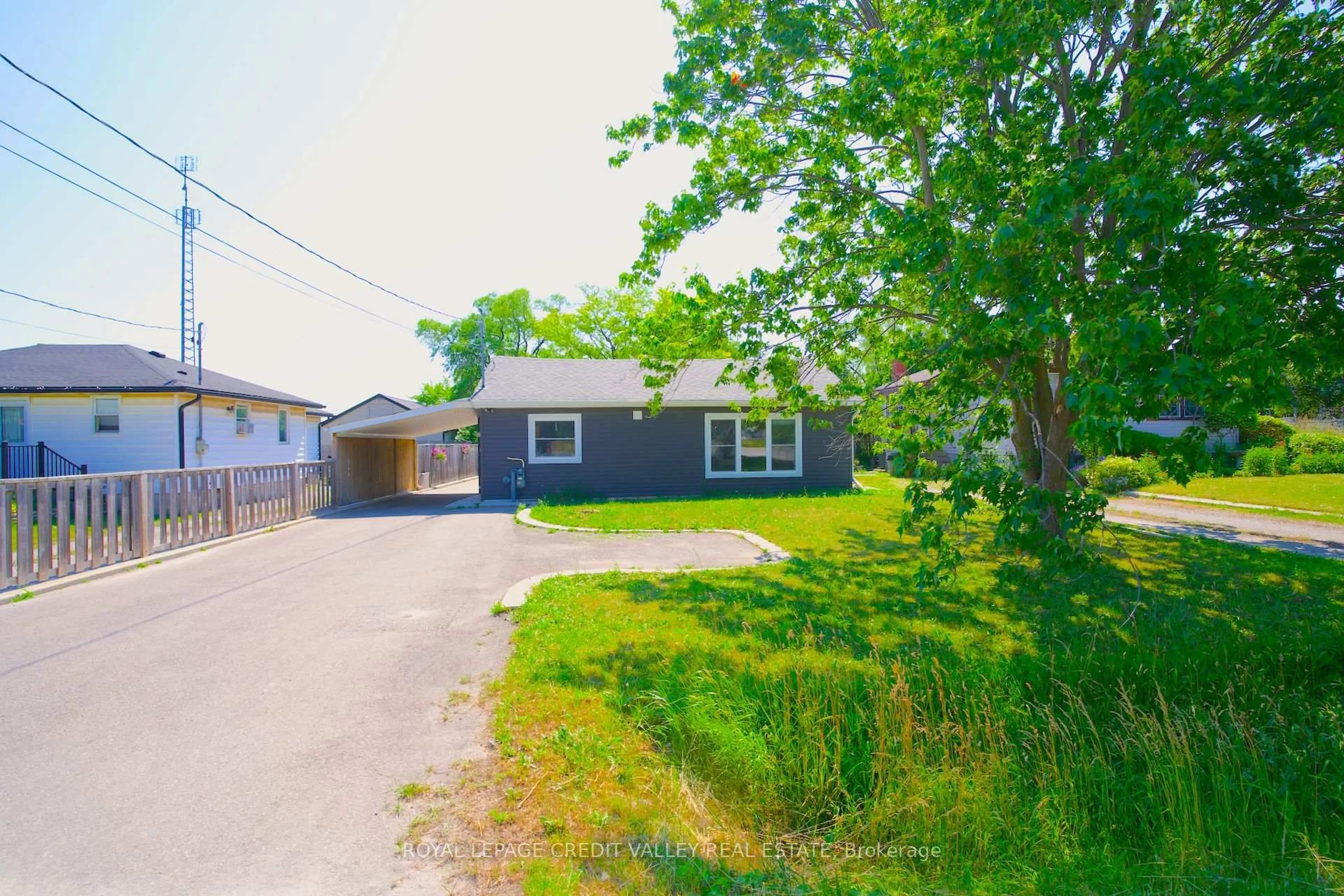 A pic from outside/outdoor area/front of a property/back of a property/a pic from drone, street for 28 Sunnyhurst Ave, Hamilton Ontario L8E 5M9