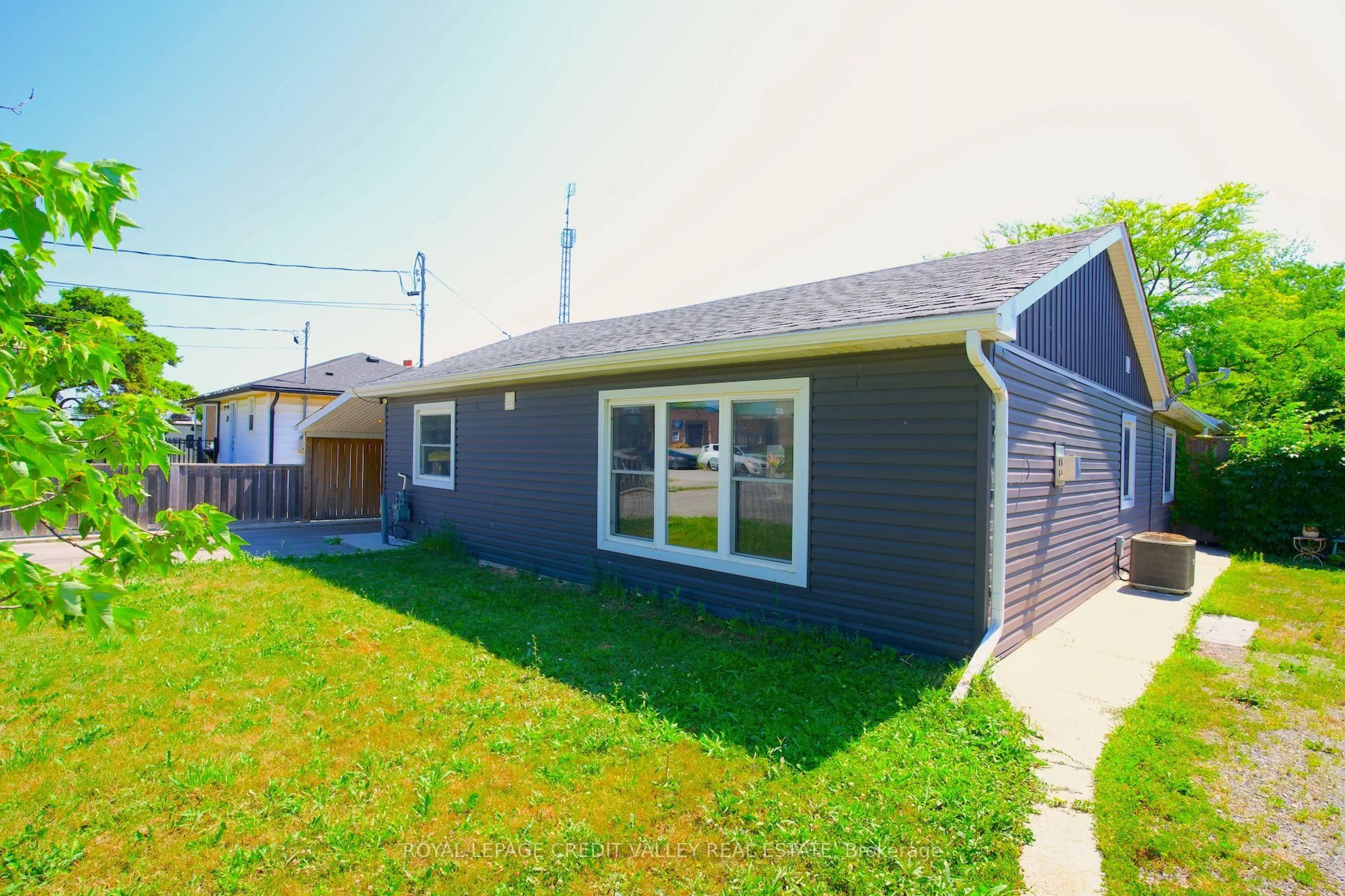 Home with vinyl exterior material, street for 28 Sunnyhurst Ave, Hamilton Ontario L8E 5M9
