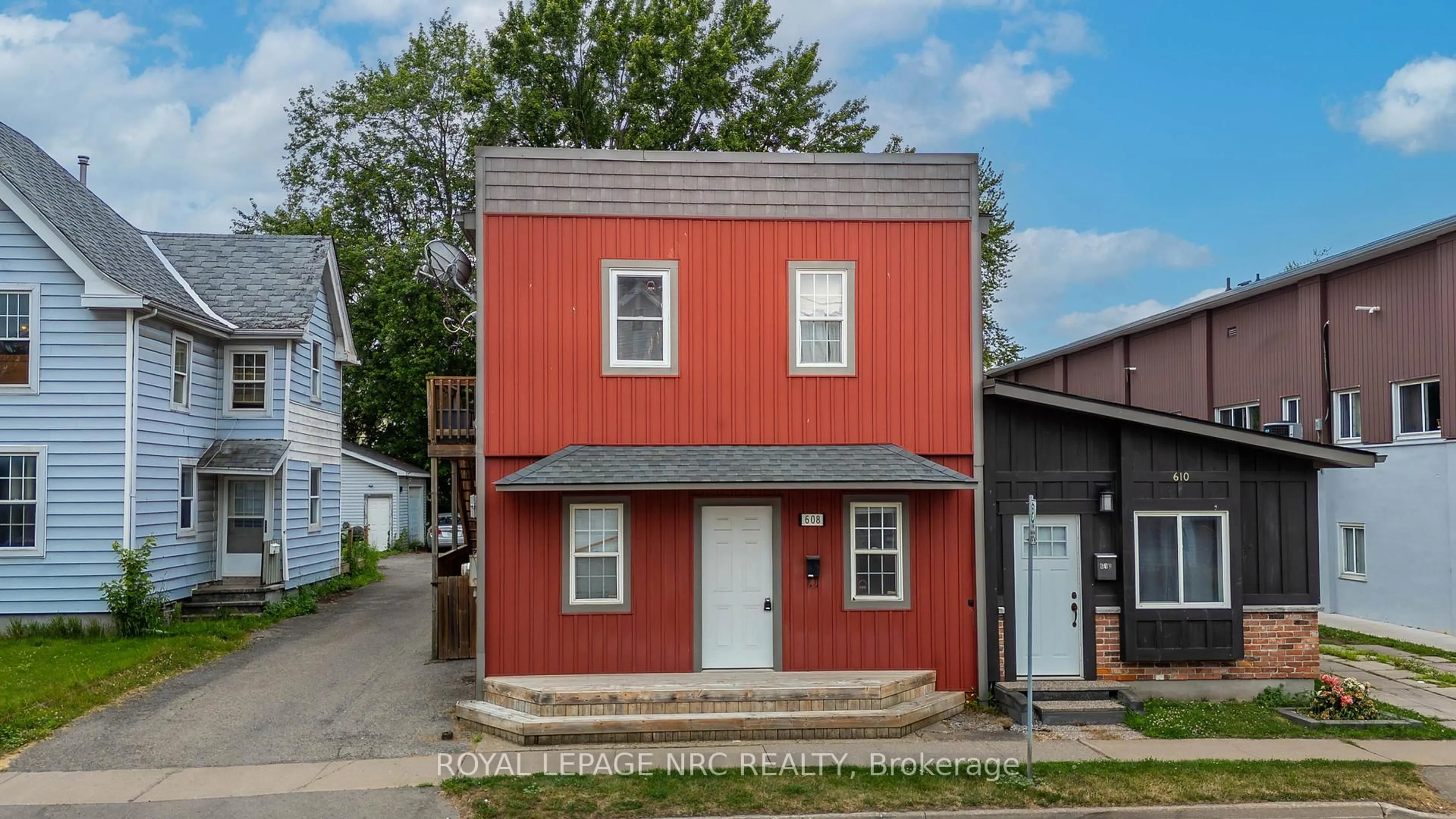 Home with vinyl exterior material, street for 608 King St, Port Colborne Ontario L3K 4H7