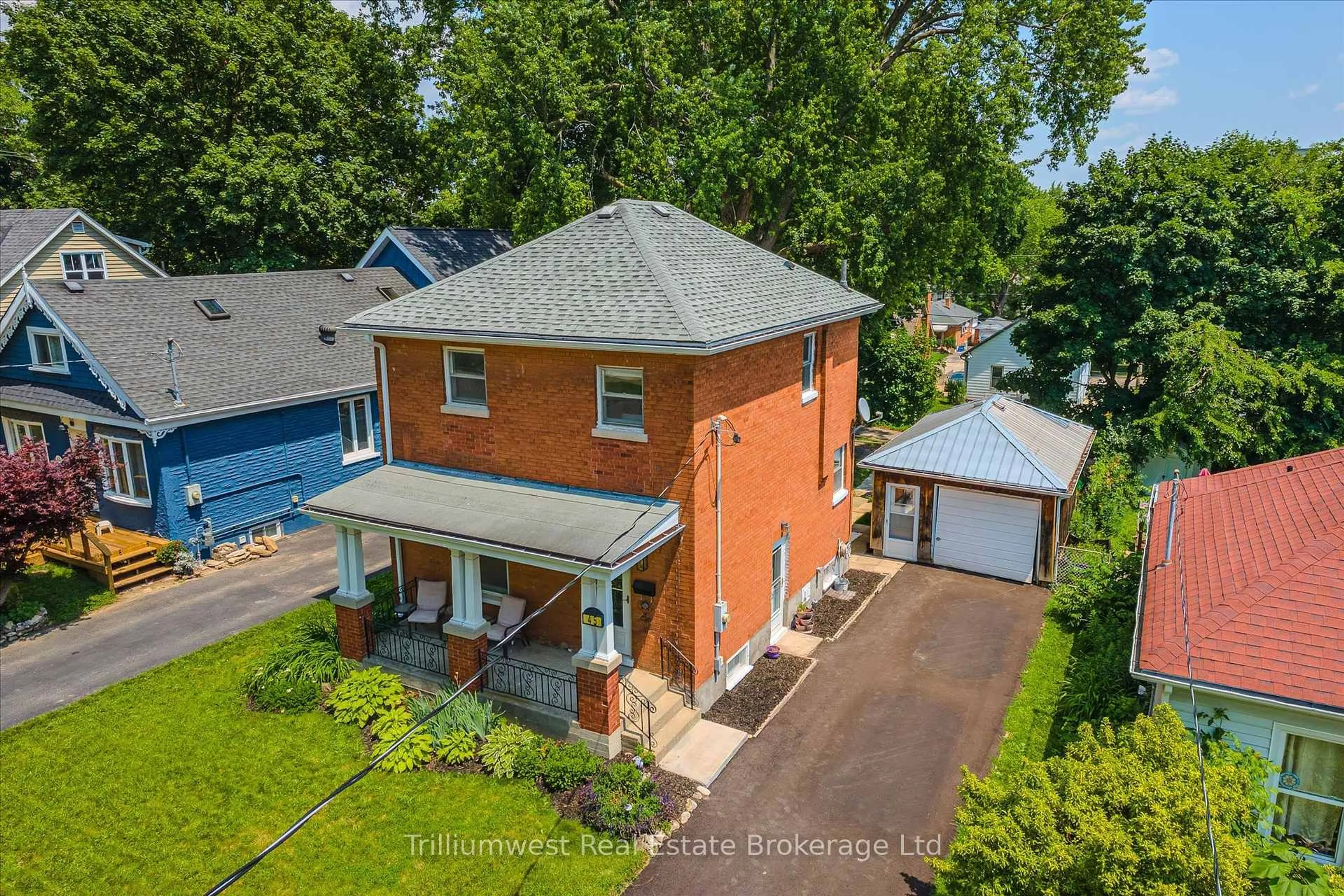 A pic from outside/outdoor area/front of a property/back of a property/a pic from drone, street for 45 Forest Rd, Cambridge Ontario N1S 3B4