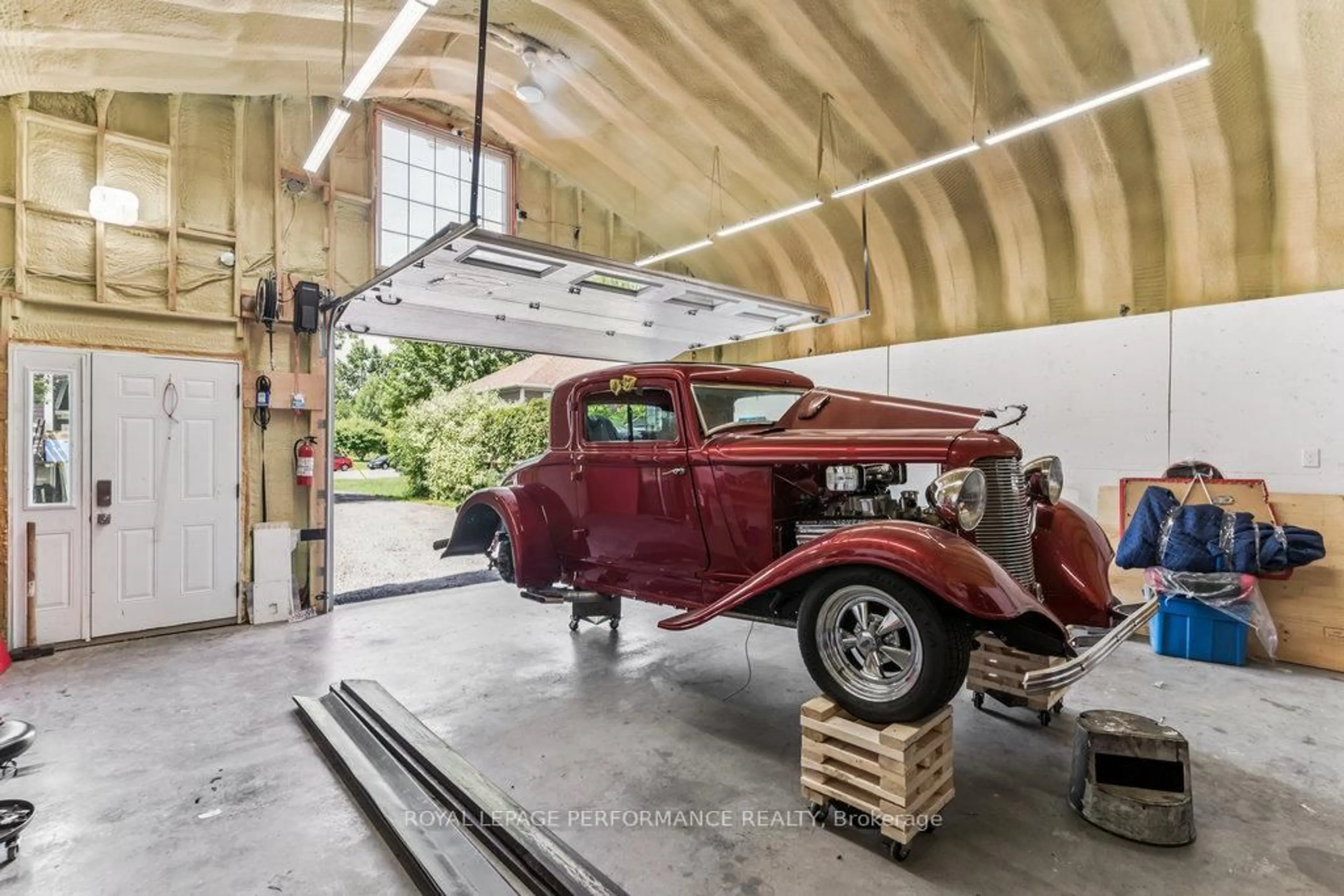 Indoor garage for 1107 De La Foret Prom, Clarence-Rockland Ontario K4K 1K9