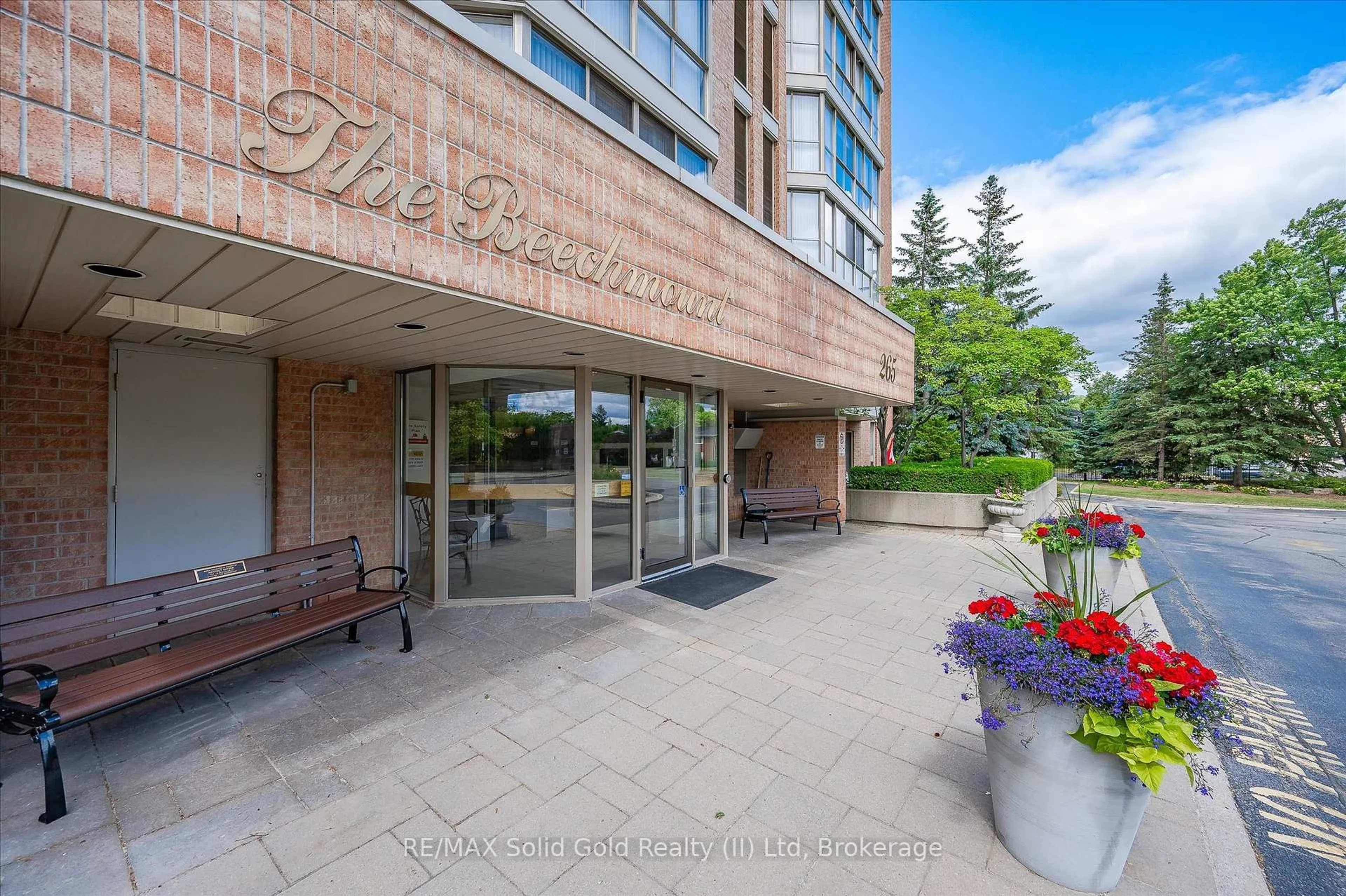 Indoor foyer for 265 Westcourt Pl #1210, Waterloo Ontario N2L 6E4
