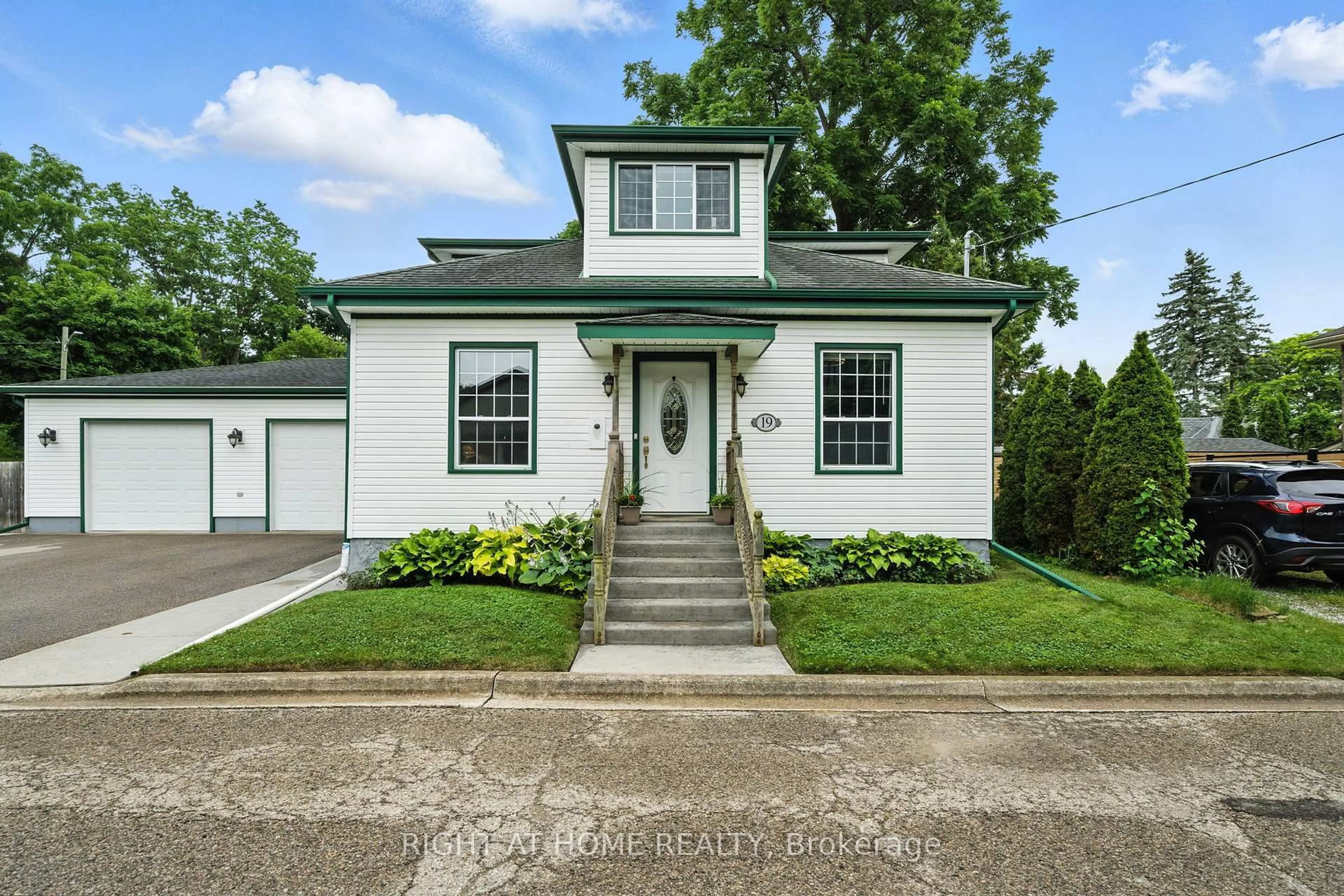 Home with vinyl exterior material, street for 19 Smith St, Brant Ontario N3L 1M3