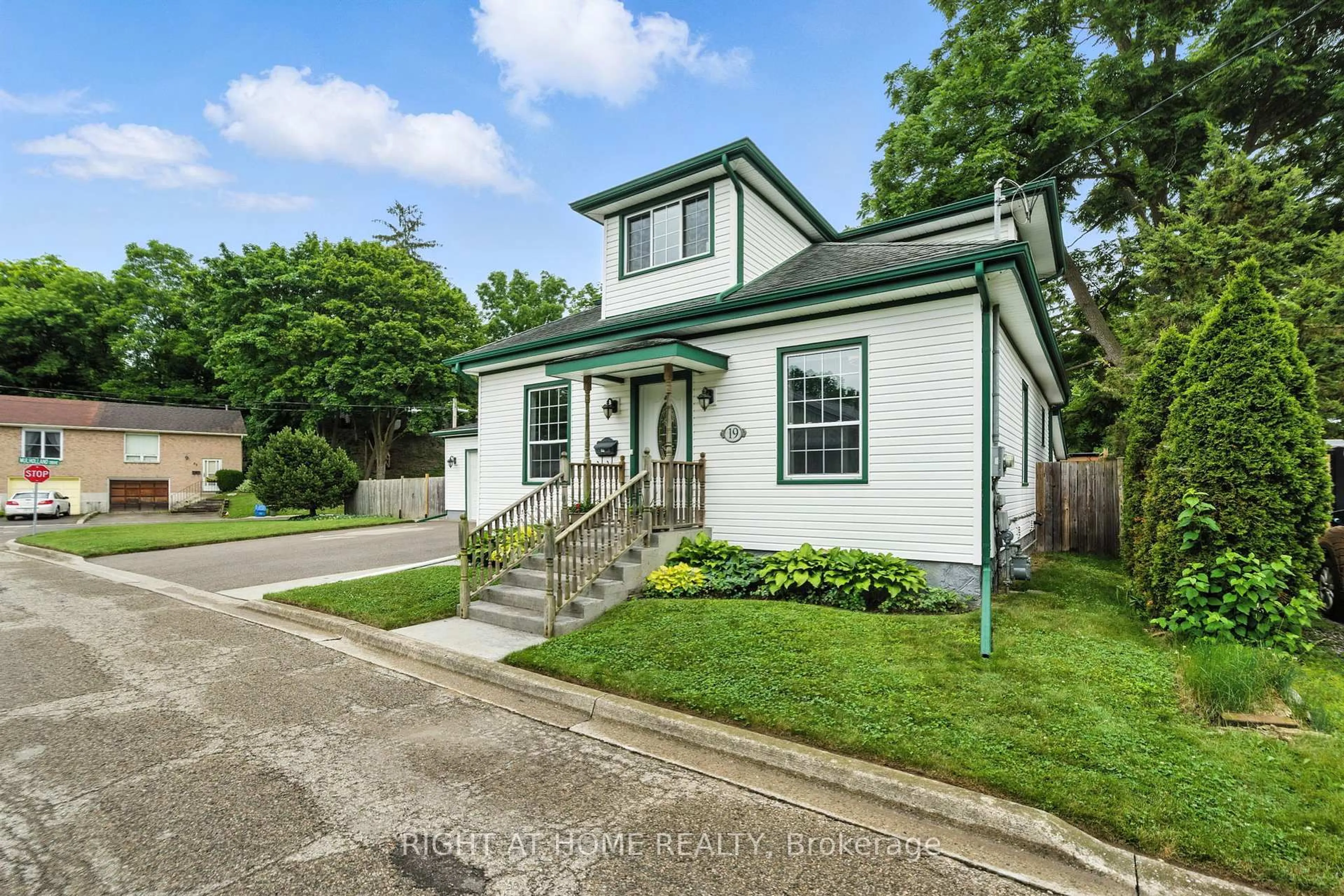 Unknown for 19 Smith St, Brant Ontario N3L 1M3